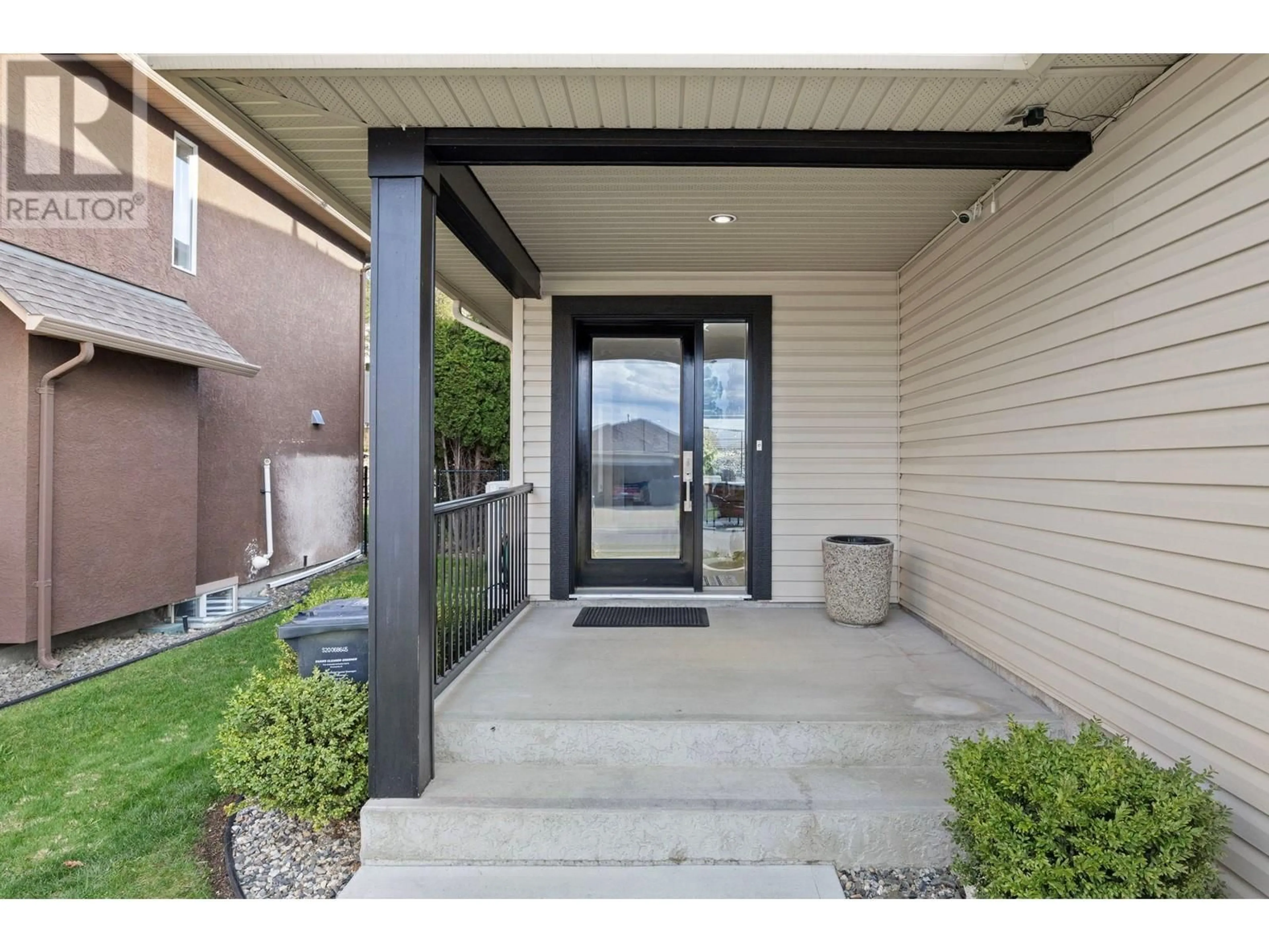 Indoor entryway for 667 SOUTH CREST DRIVE, Kelowna British Columbia V1W4W6