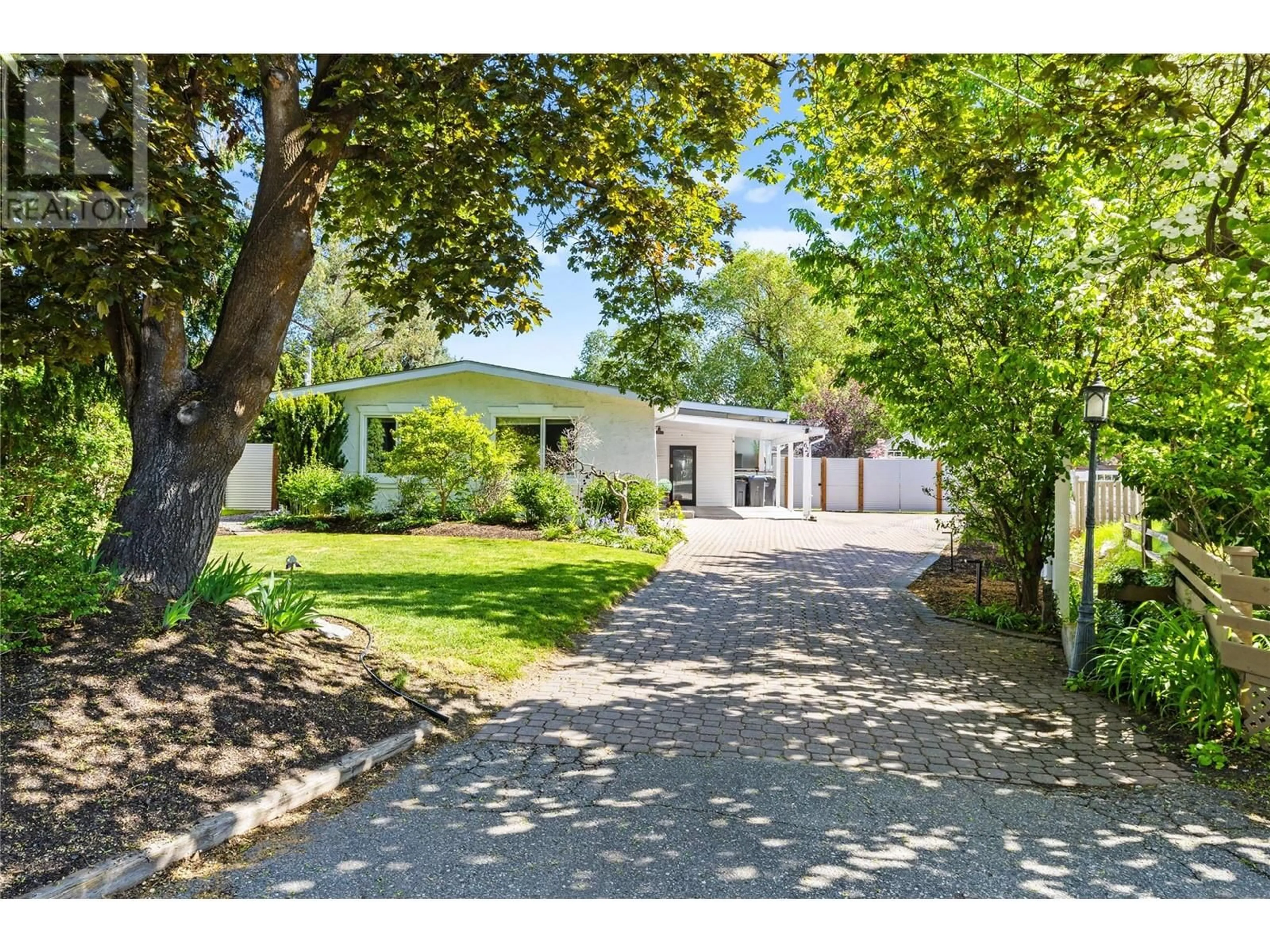 A pic from outside/outdoor area/front of a property/back of a property/a pic from drone, street for 624 ARMOUR CRESCENT, Kelowna British Columbia V1W1A5