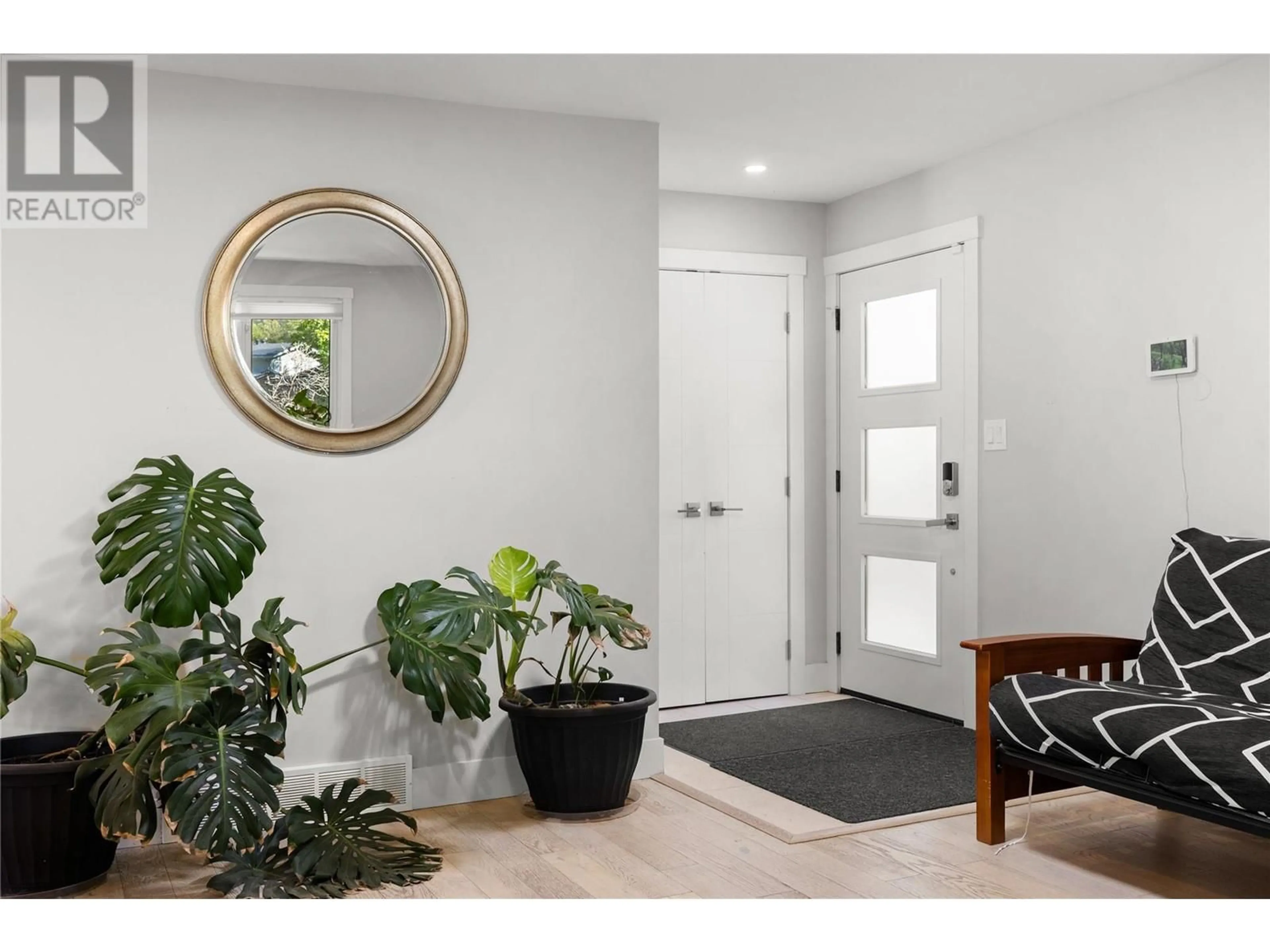 Indoor entryway for 624 ARMOUR CRESCENT, Kelowna British Columbia V1W1A5