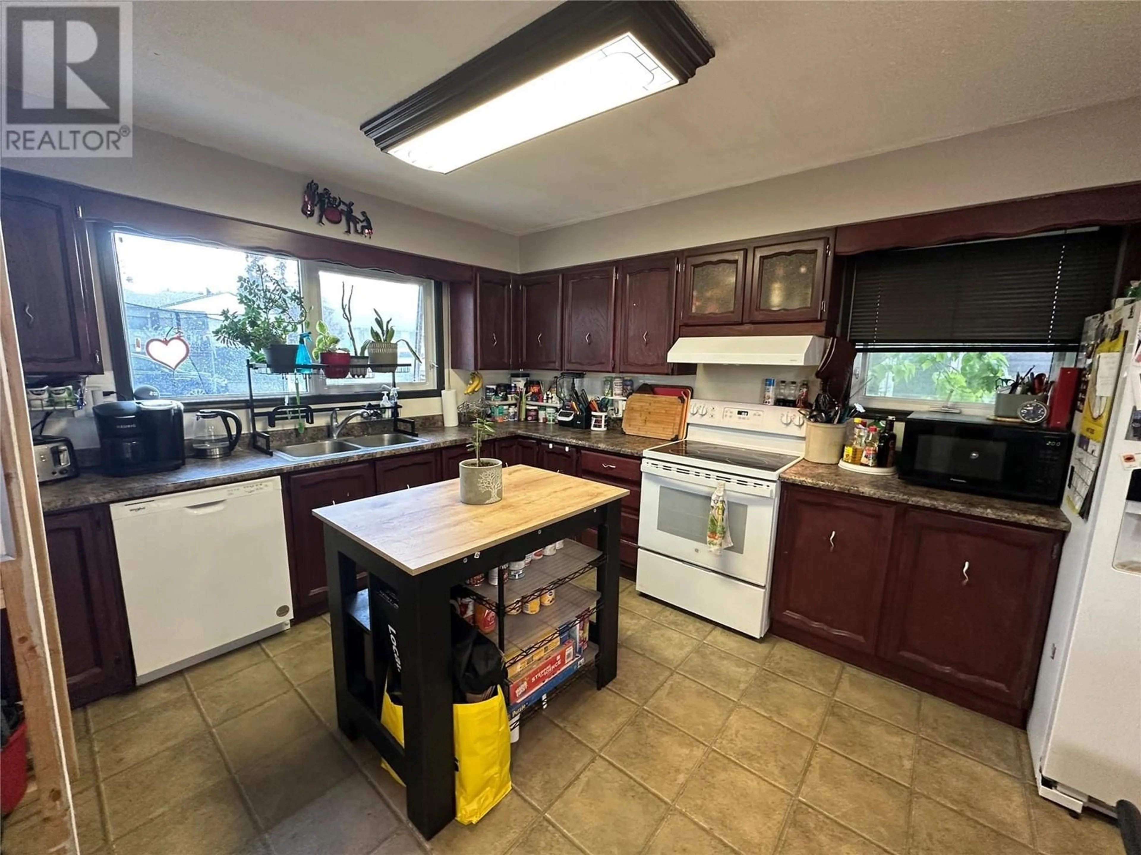 Standard kitchen, unknown for 1517 95 AVENUE, Dawson Creek British Columbia V1G1J9