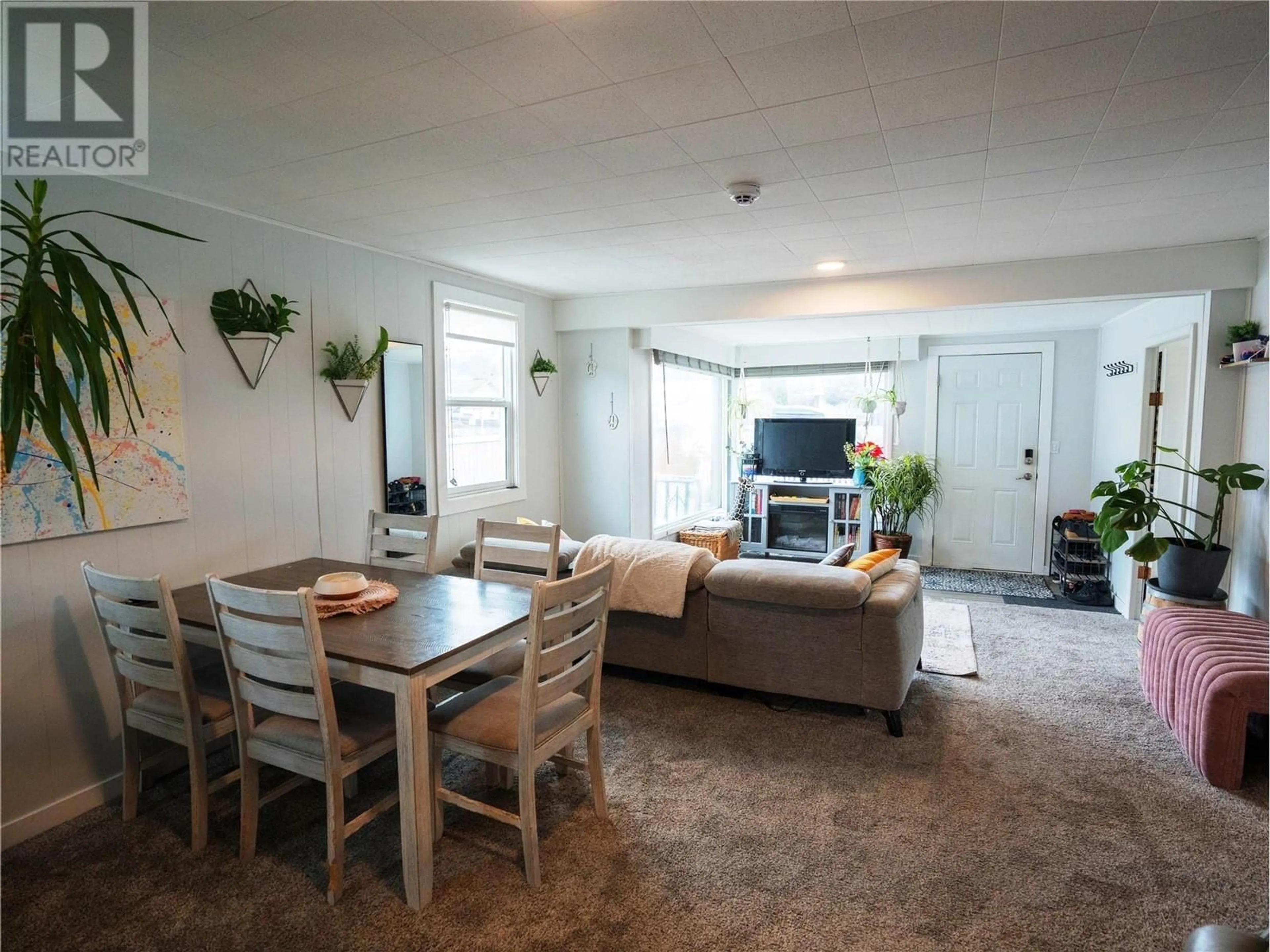 Living room with furniture, unknown for 513 MUNICIPAL AVENUE, Penticton British Columbia V2A2R3
