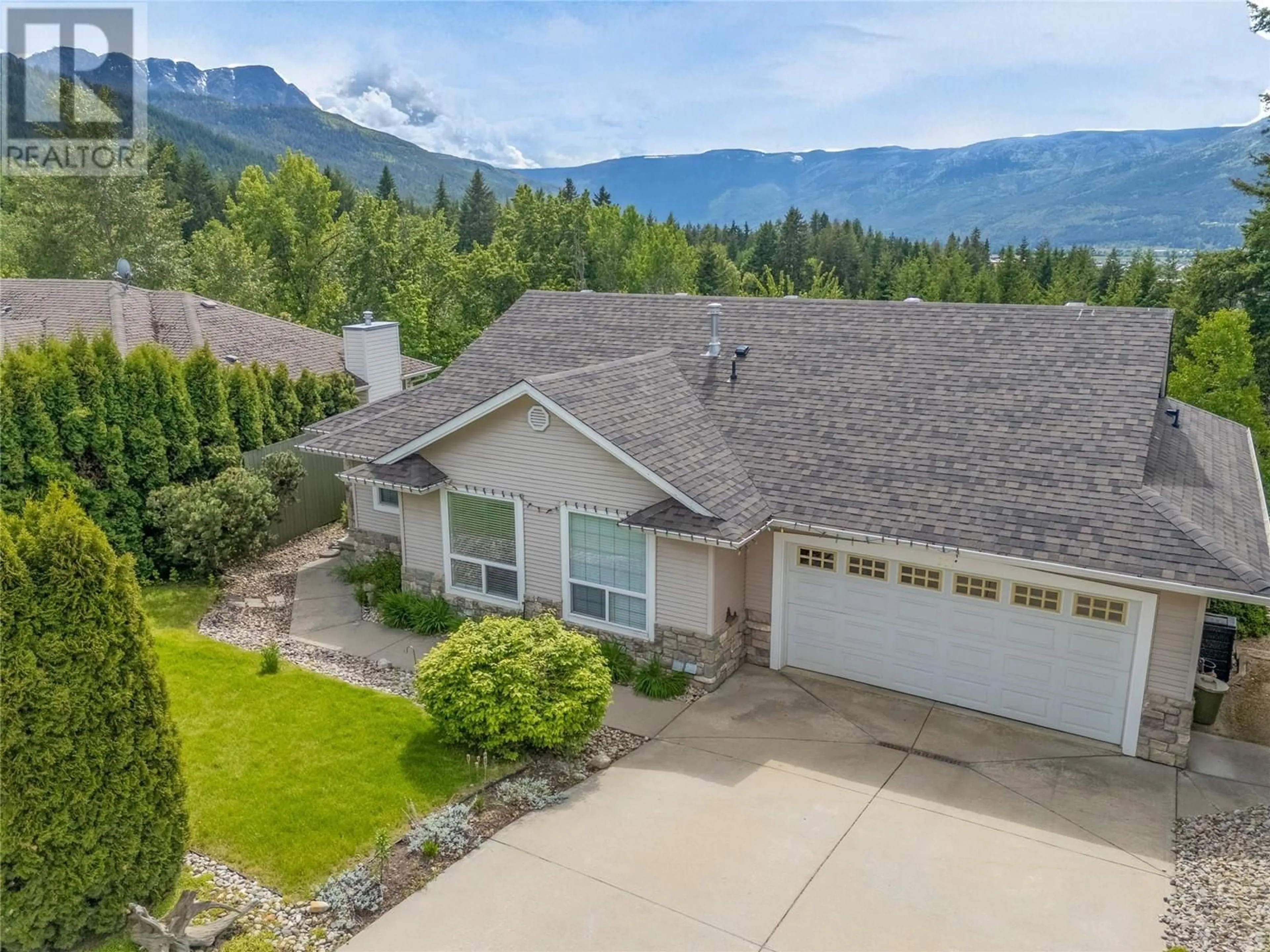 A pic from outside/outdoor area/front of a property/back of a property/a pic from drone, mountain view for 231 17 STREET SOUTHEAST, Salmon Arm British Columbia V1E1R7