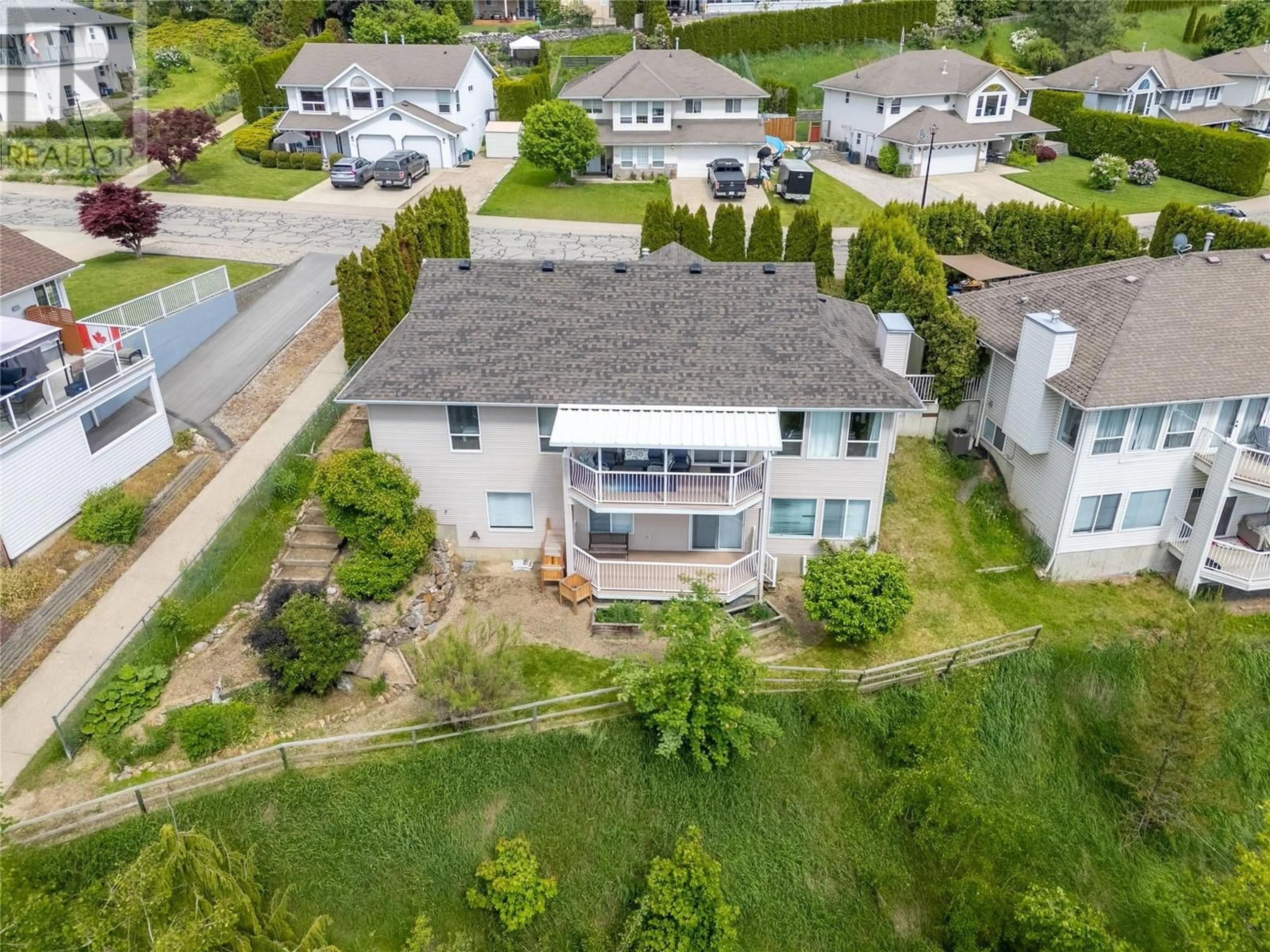 A pic from outside/outdoor area/front of a property/back of a property/a pic from drone, water/lake/river/ocean view for 231 17 STREET SOUTHEAST, Salmon Arm British Columbia V1E1R7