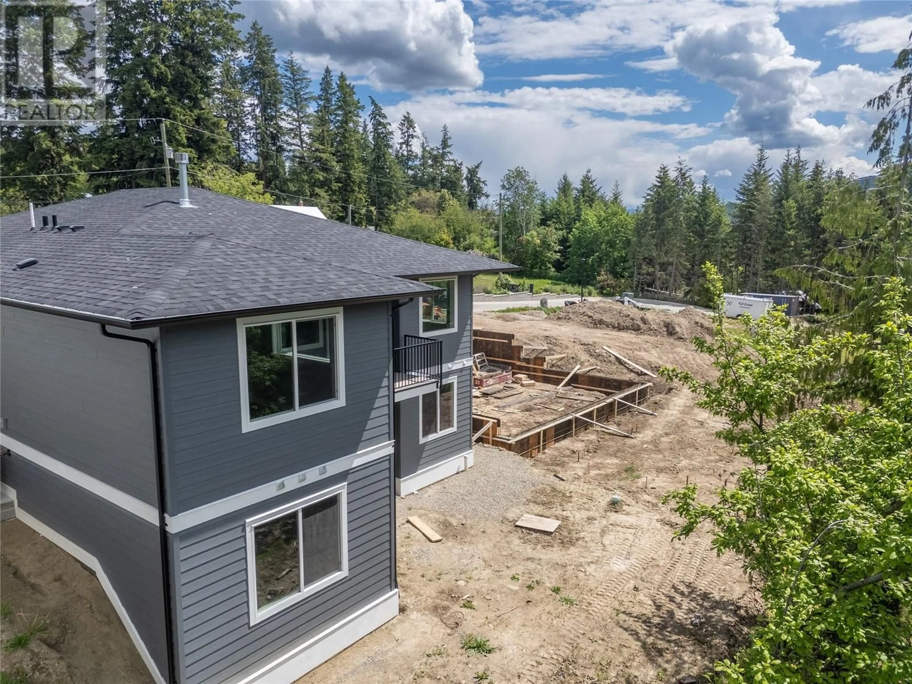 A pic from outside/outdoor area/front of a property/back of a property/a pic from drone, unknown for 2971 27 STREET NORTHEAST, Salmon Arm British Columbia V1E2Z7