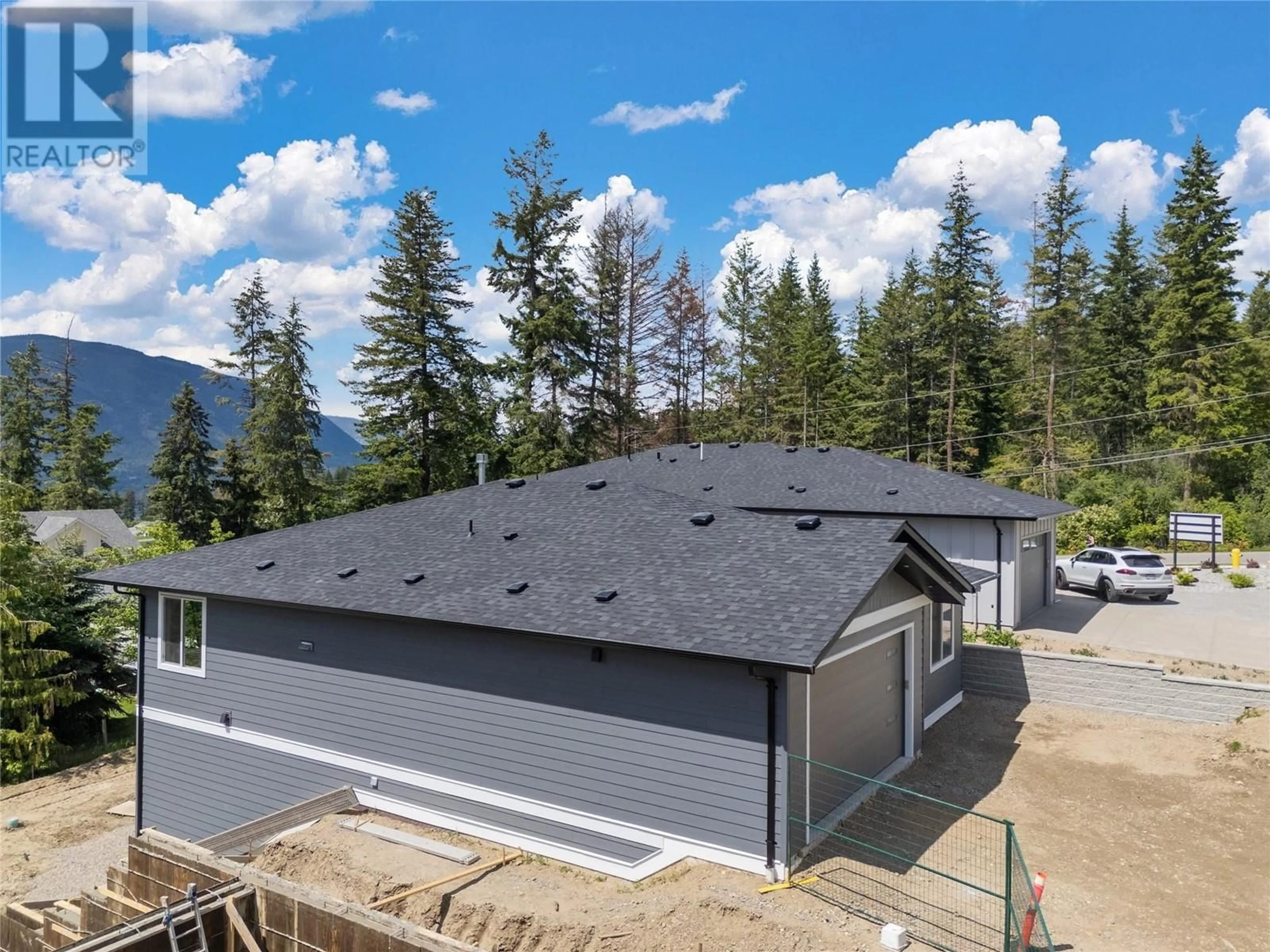 A pic from outside/outdoor area/front of a property/back of a property/a pic from drone, mountain view for 2971 27 STREET NORTHEAST, Salmon Arm British Columbia V1E2Z7