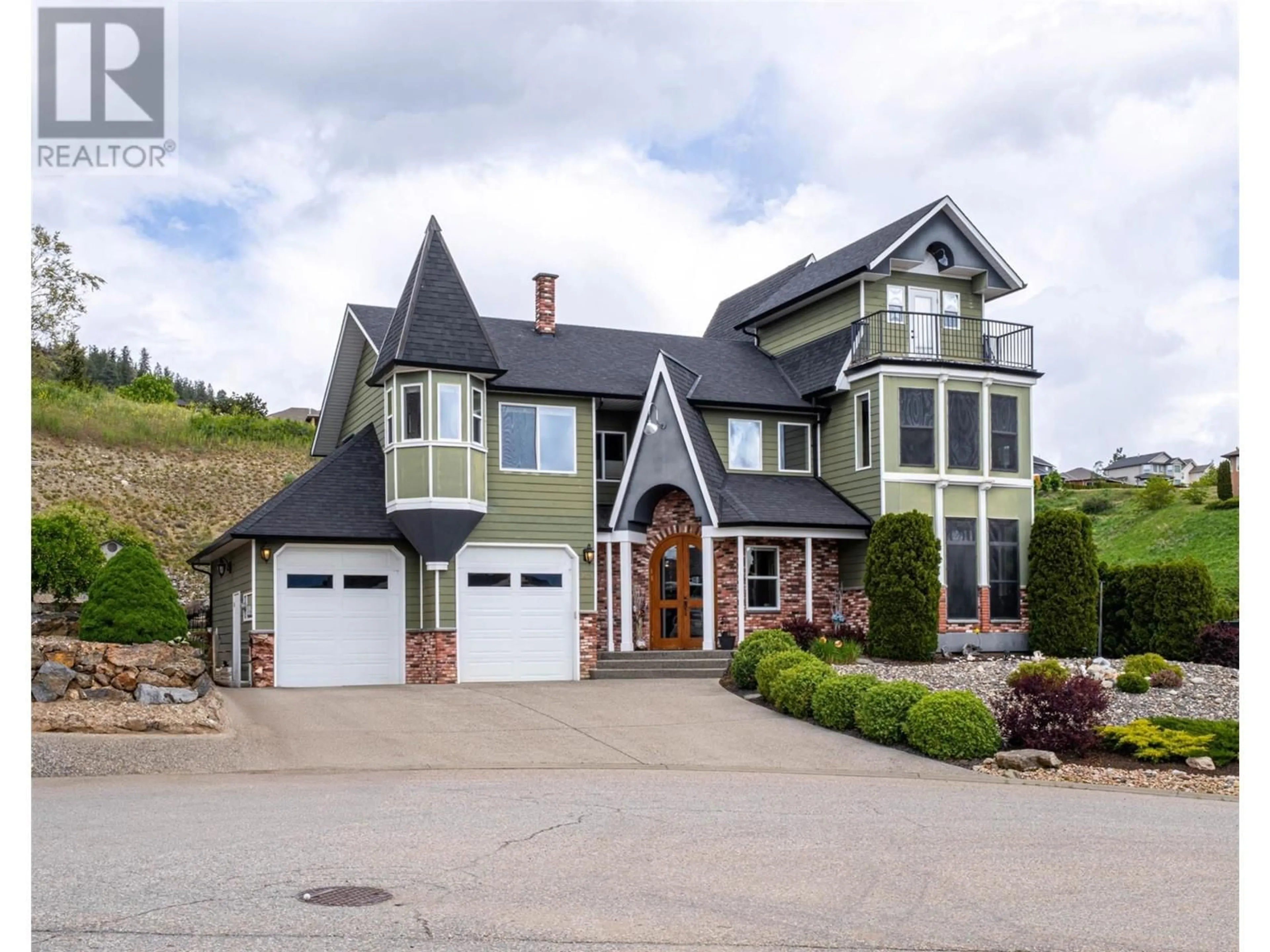Home with vinyl exterior material, street for 1011 FOOTHILLS COURT, Vernon British Columbia V1B3Z5