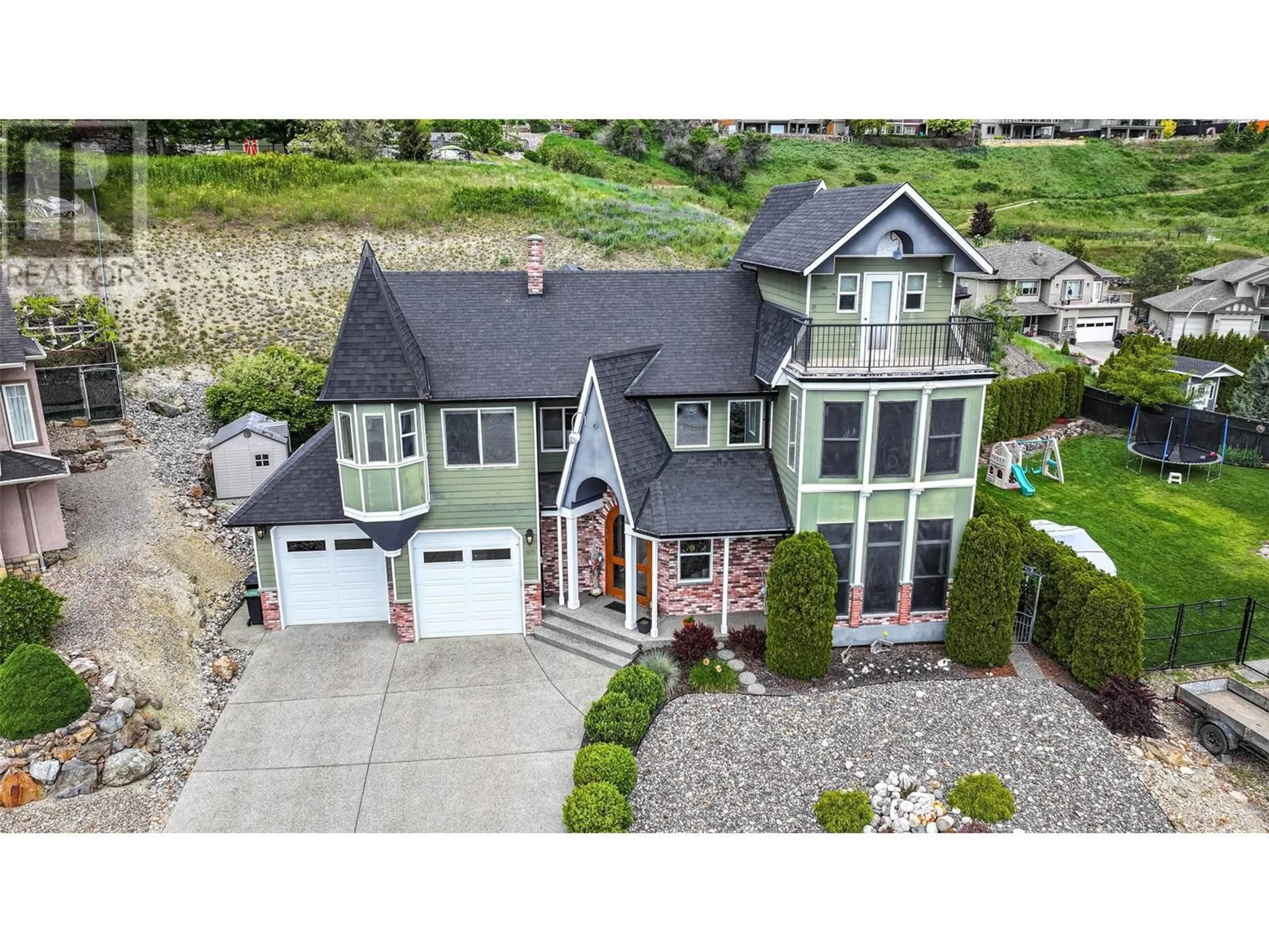 A pic from outside/outdoor area/front of a property/back of a property/a pic from drone, street for 1011 FOOTHILLS COURT, Vernon British Columbia V1B3Z5