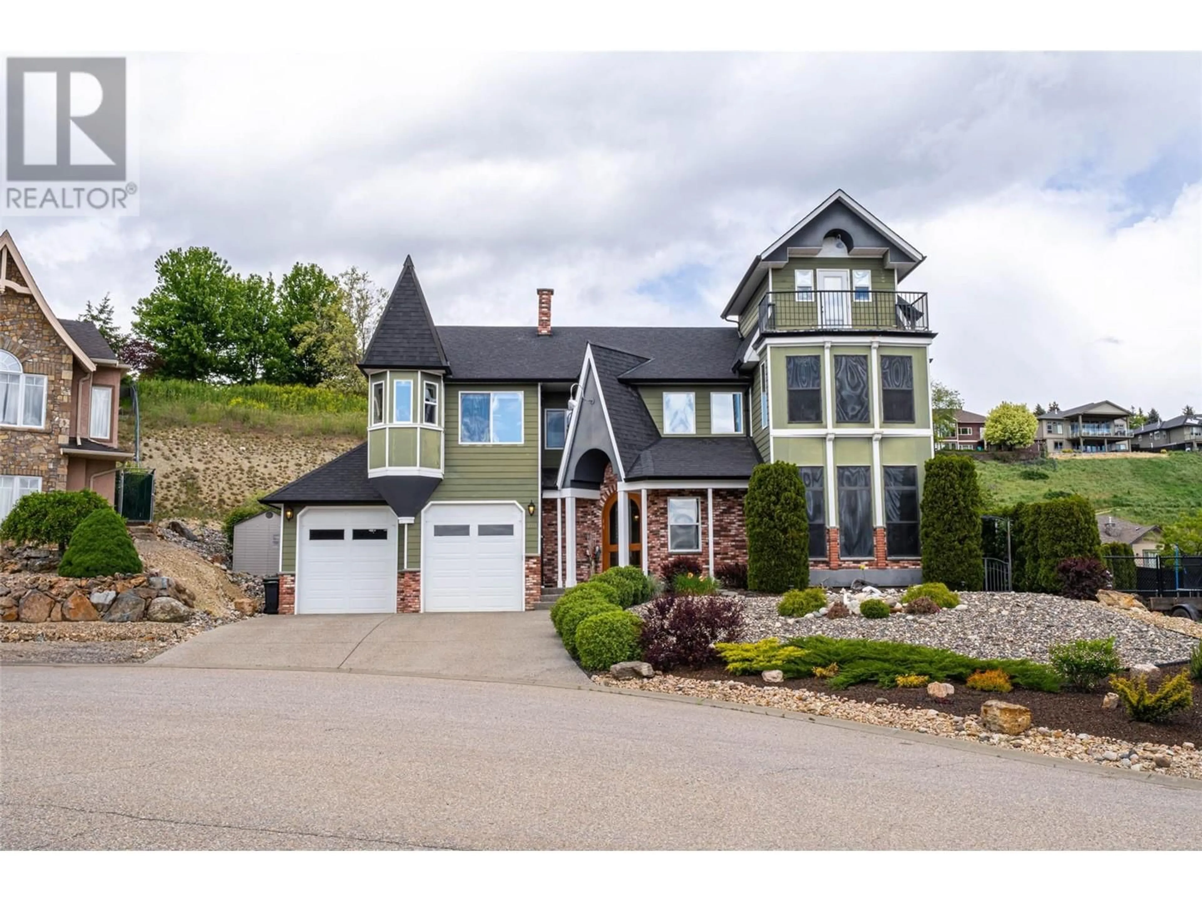 Home with vinyl exterior material, street for 1011 FOOTHILLS COURT, Vernon British Columbia V1B3Z5