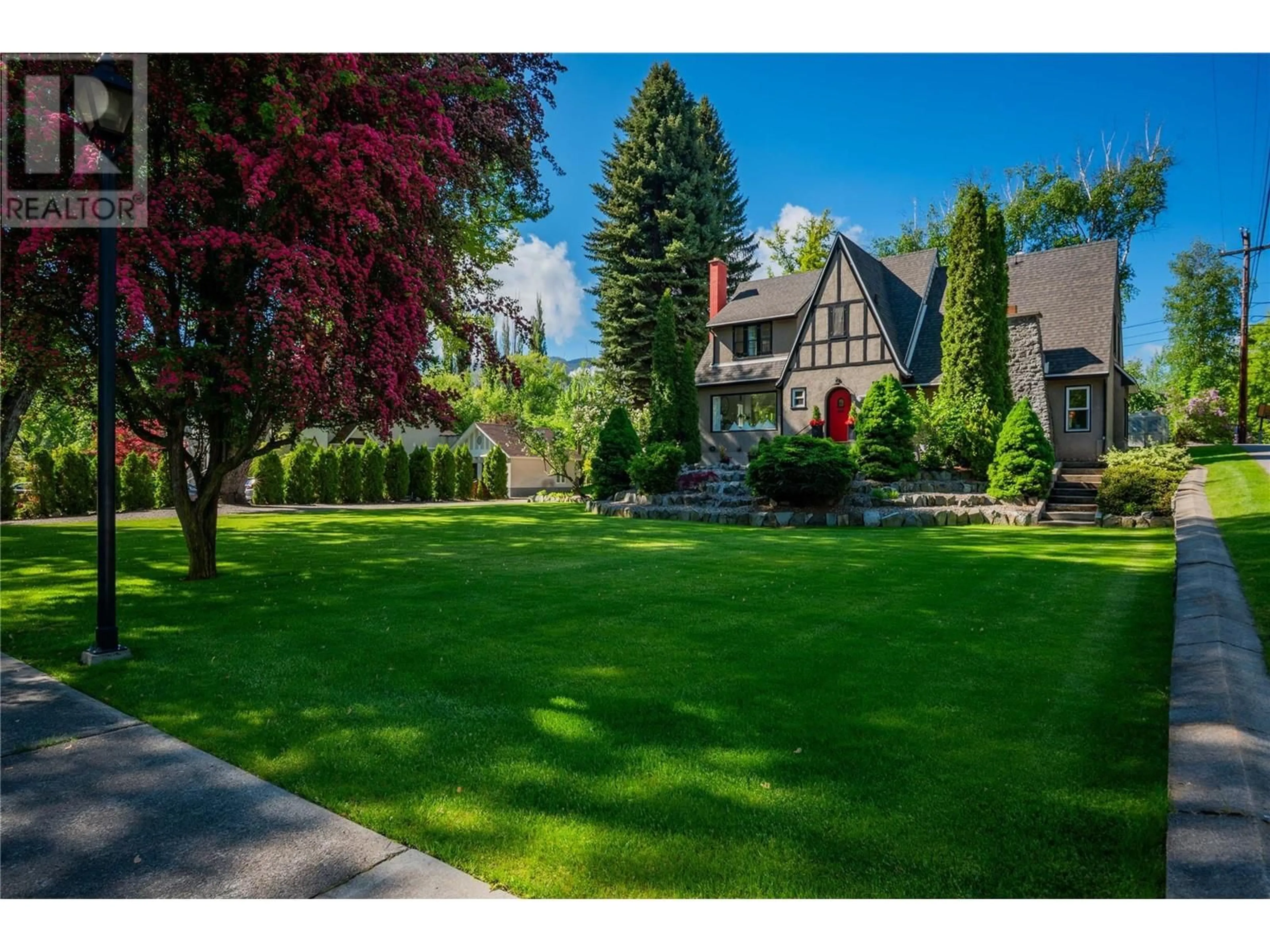A pic from outside/outdoor area/front of a property/back of a property/a pic from drone, street for 115 KOOTENAY AVENUE, Trail British Columbia V1R1H3