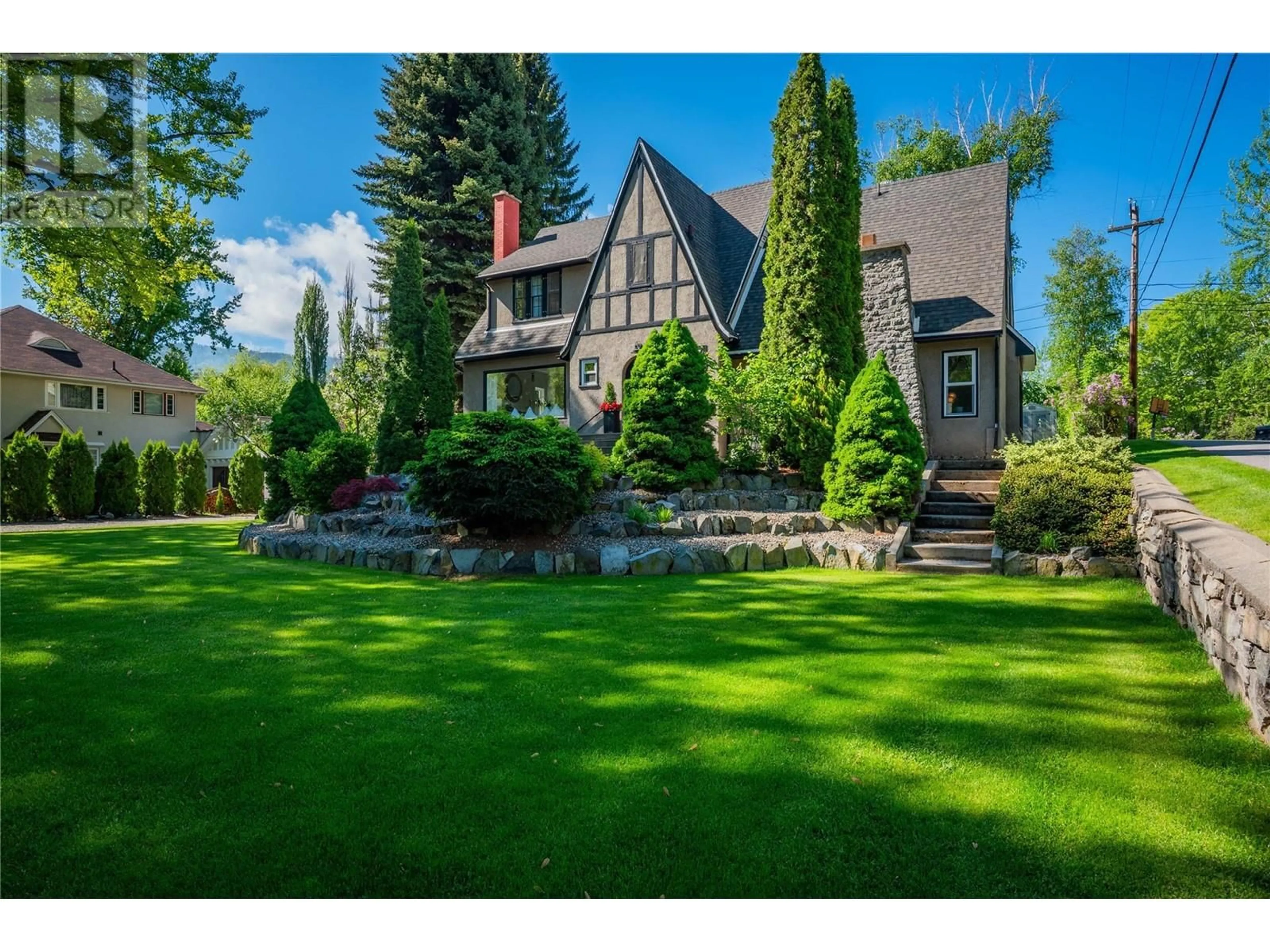 A pic from outside/outdoor area/front of a property/back of a property/a pic from drone, unknown for 115 KOOTENAY AVENUE, Trail British Columbia V1R1H3