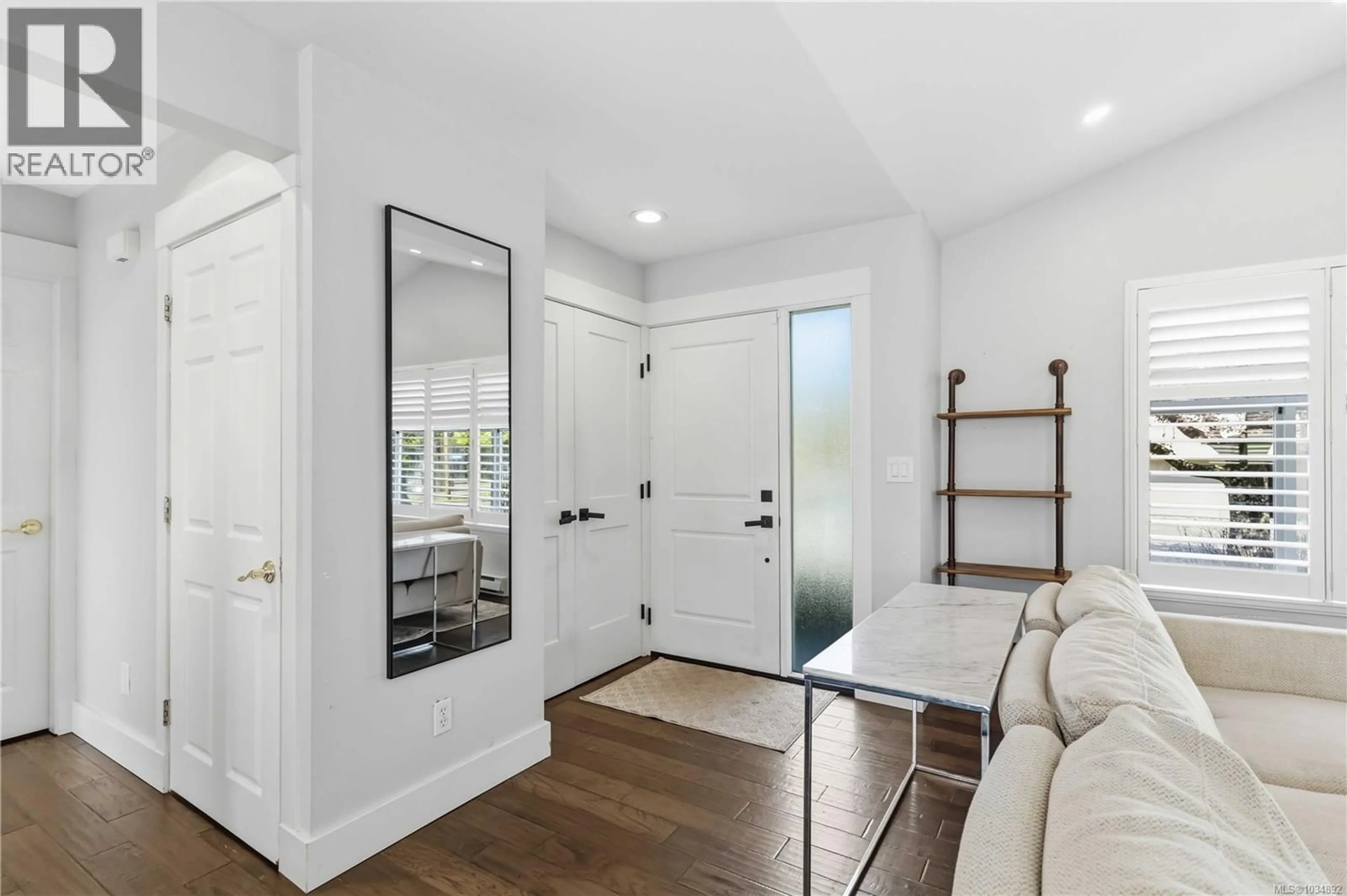 Indoor entryway for 2508 SHAKESPEARE STREET, Victoria British Columbia V8R4G5