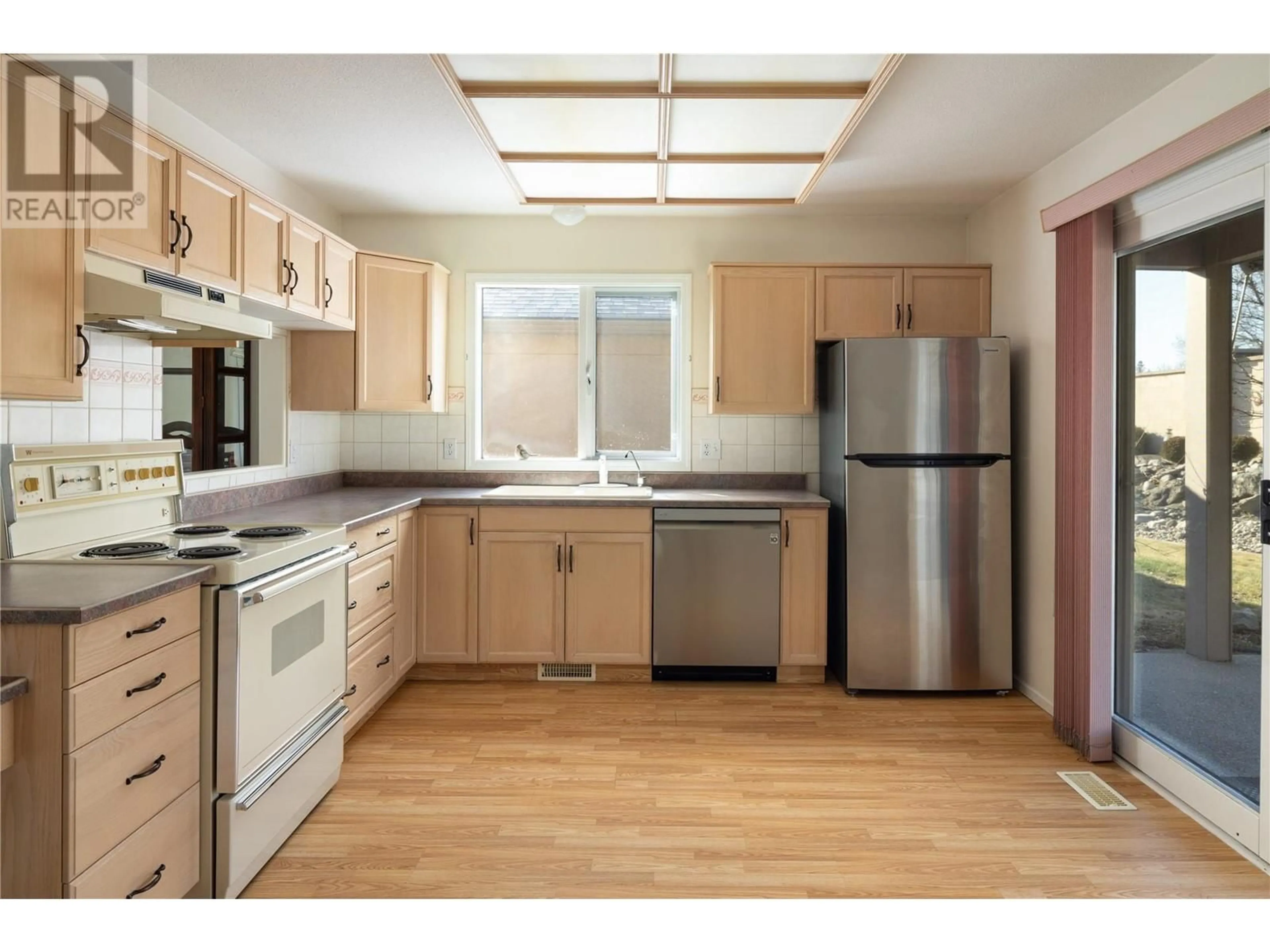Standard kitchen, wood/laminate floor for 118 - 595 YATES ROAD, Kelowna British Columbia V1V1P8