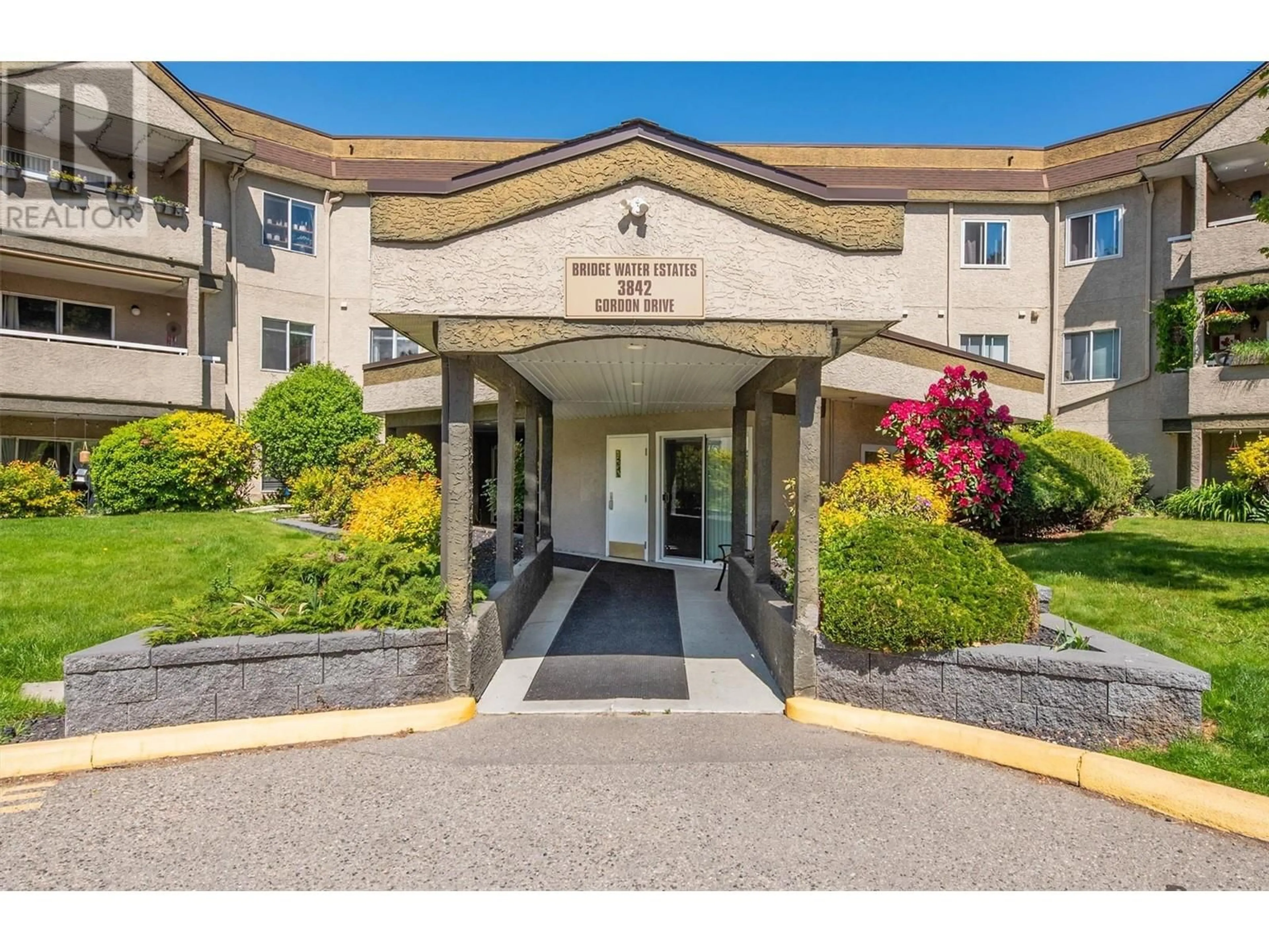 Indoor foyer for 313 - 3842 GORDON DRIVE, Kelowna British Columbia V1W3G5