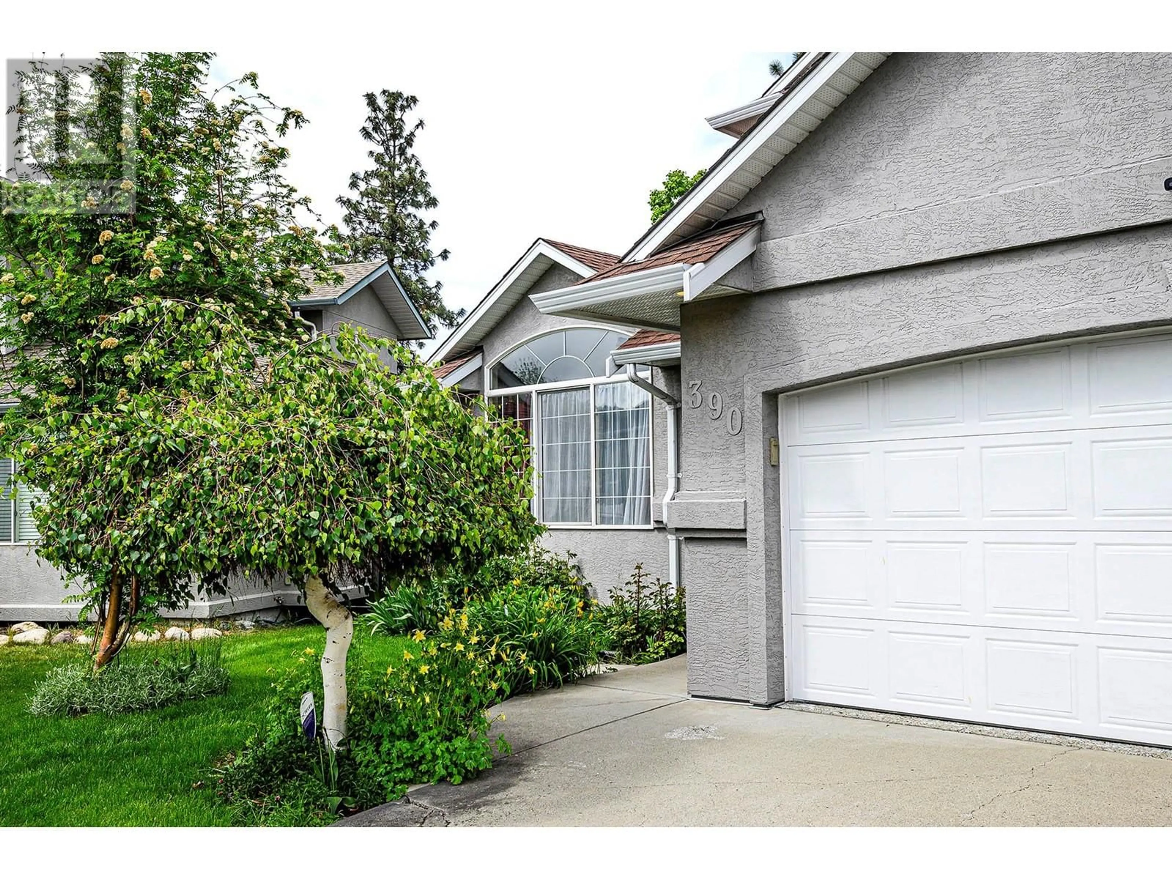 Home with vinyl exterior material, street for 390 SUNHILL COURT, Kamloops British Columbia V2E2P4