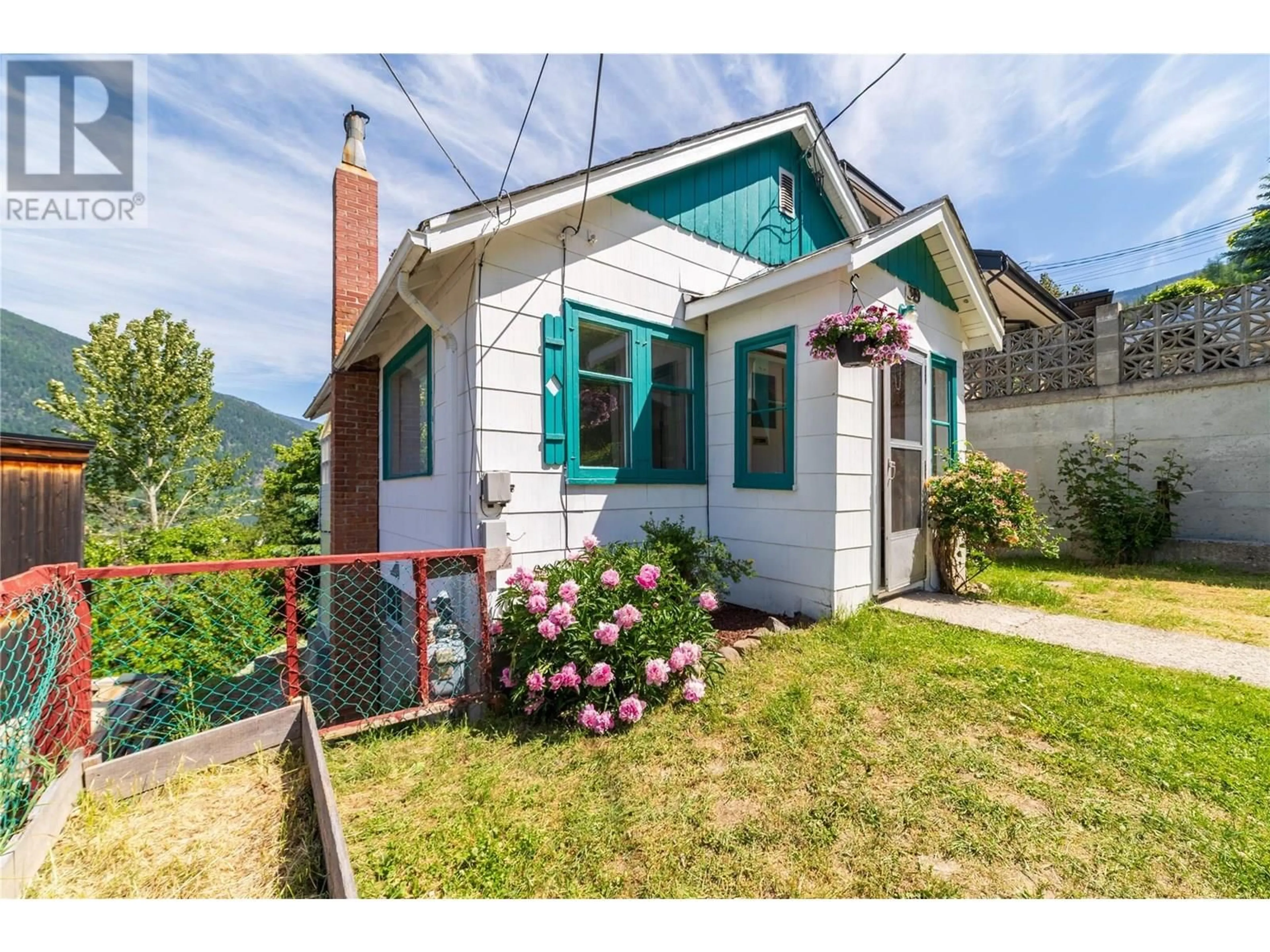 Home with vinyl exterior material, street for 319 HIGH STREET, Nelson British Columbia V1L3Z9