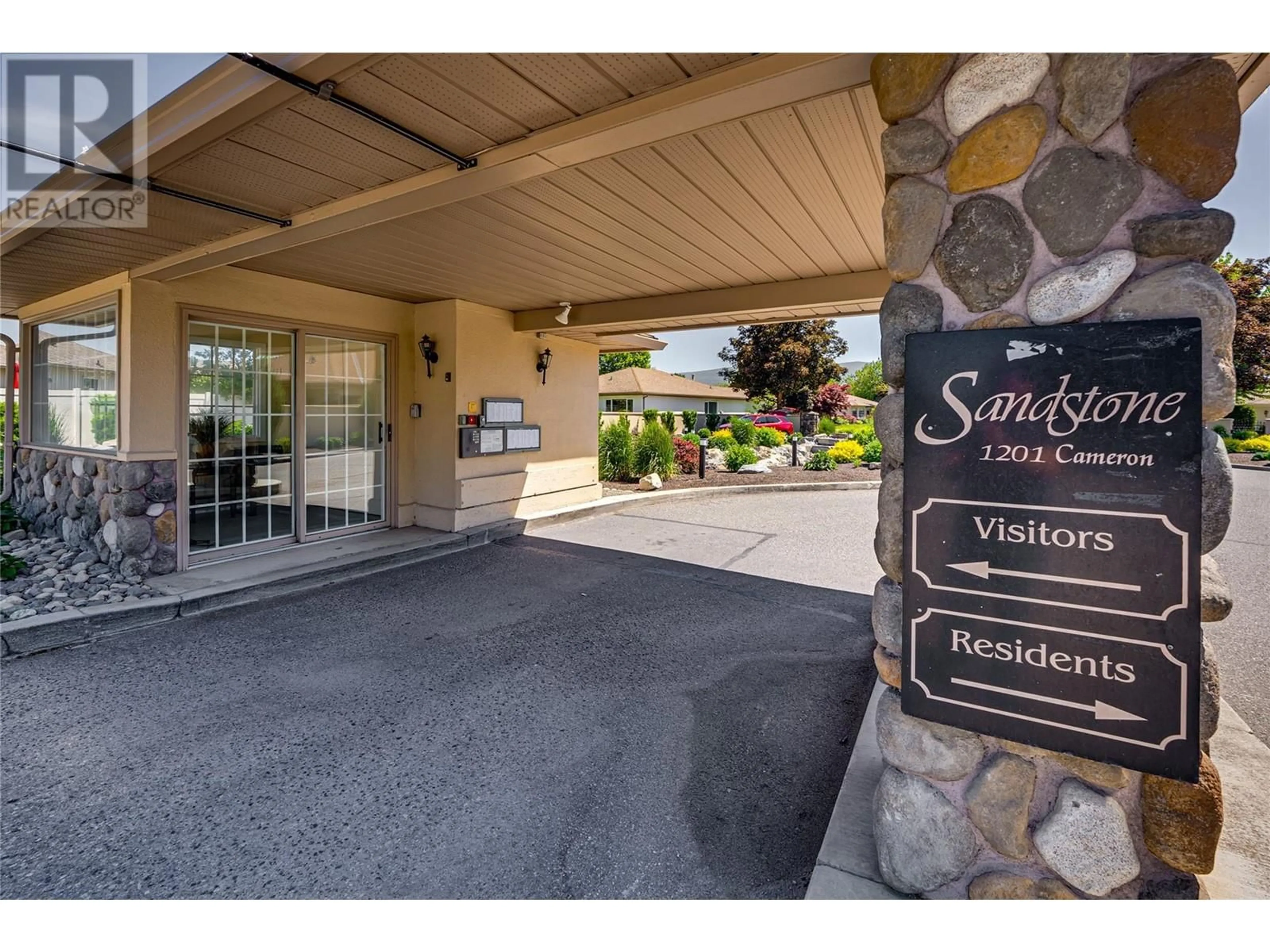 Indoor foyer for 8 - 1201 CAMERON AVENUE, Kelowna British Columbia V1Y3R7