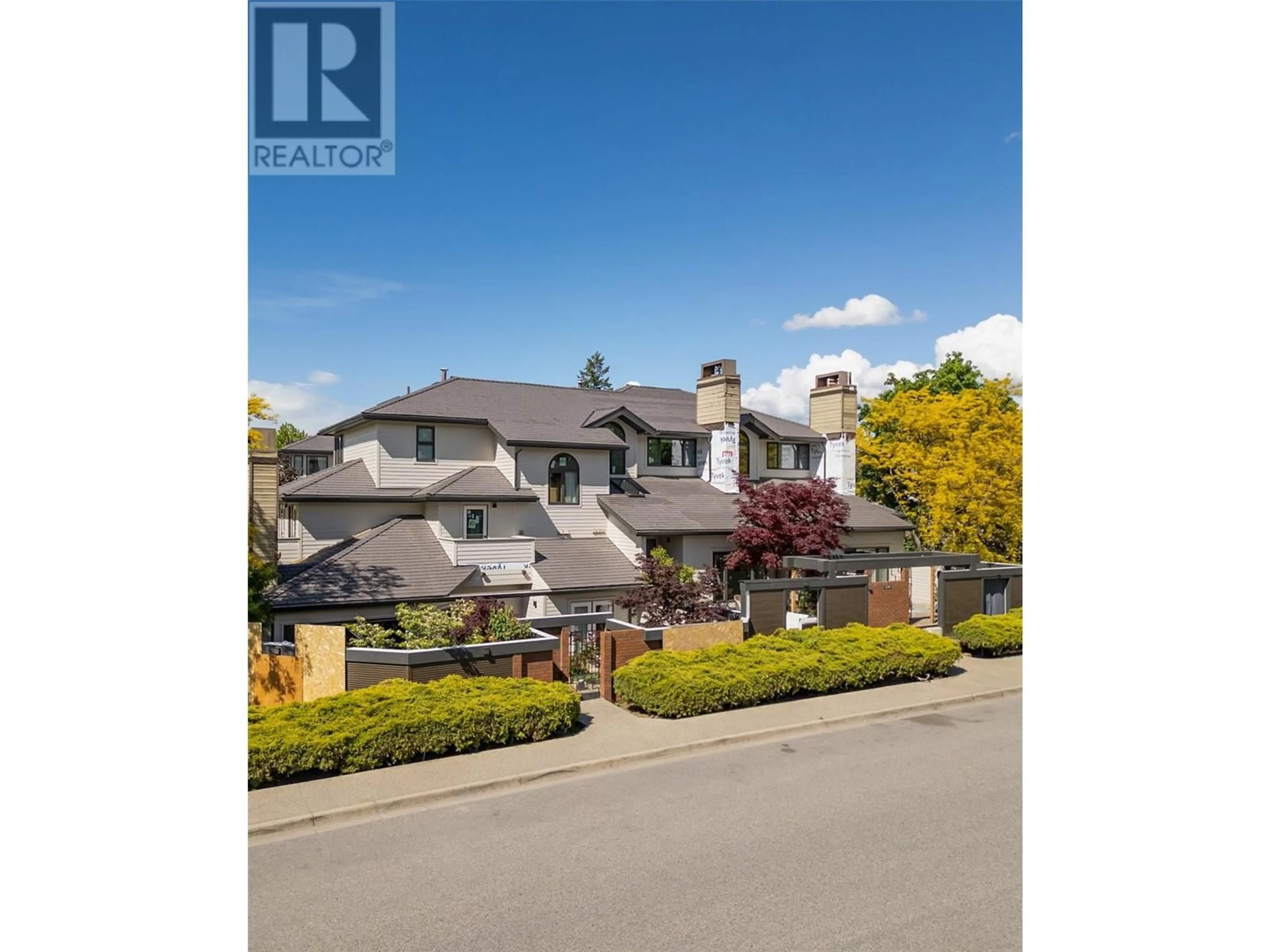 A pic from outside/outdoor area/front of a property/back of a property/a pic from drone, street for 418 WEST AVENUE, Kelowna British Columbia V1Y4Z2