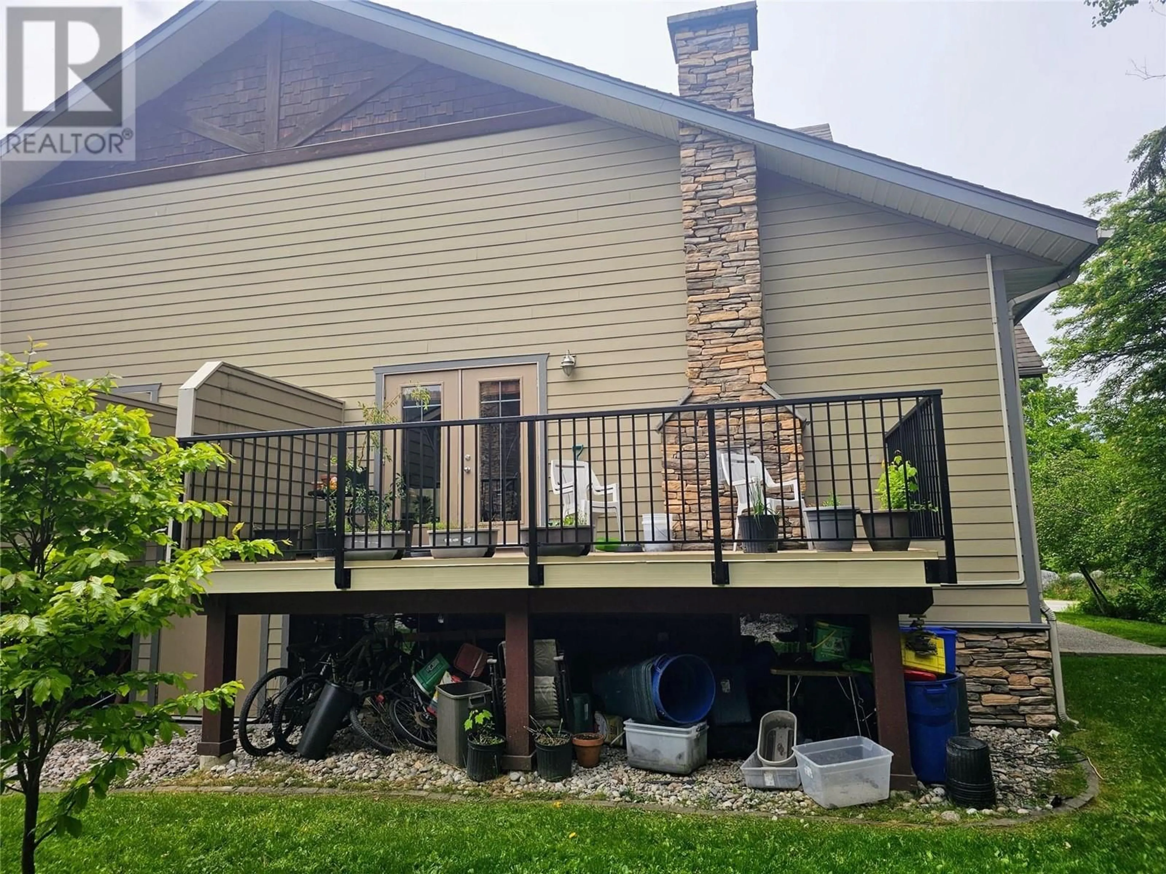 Patio, mountain view for 104 - 1901 CHOQUETTE AVENUE, Nelson British Columbia V1L7B8