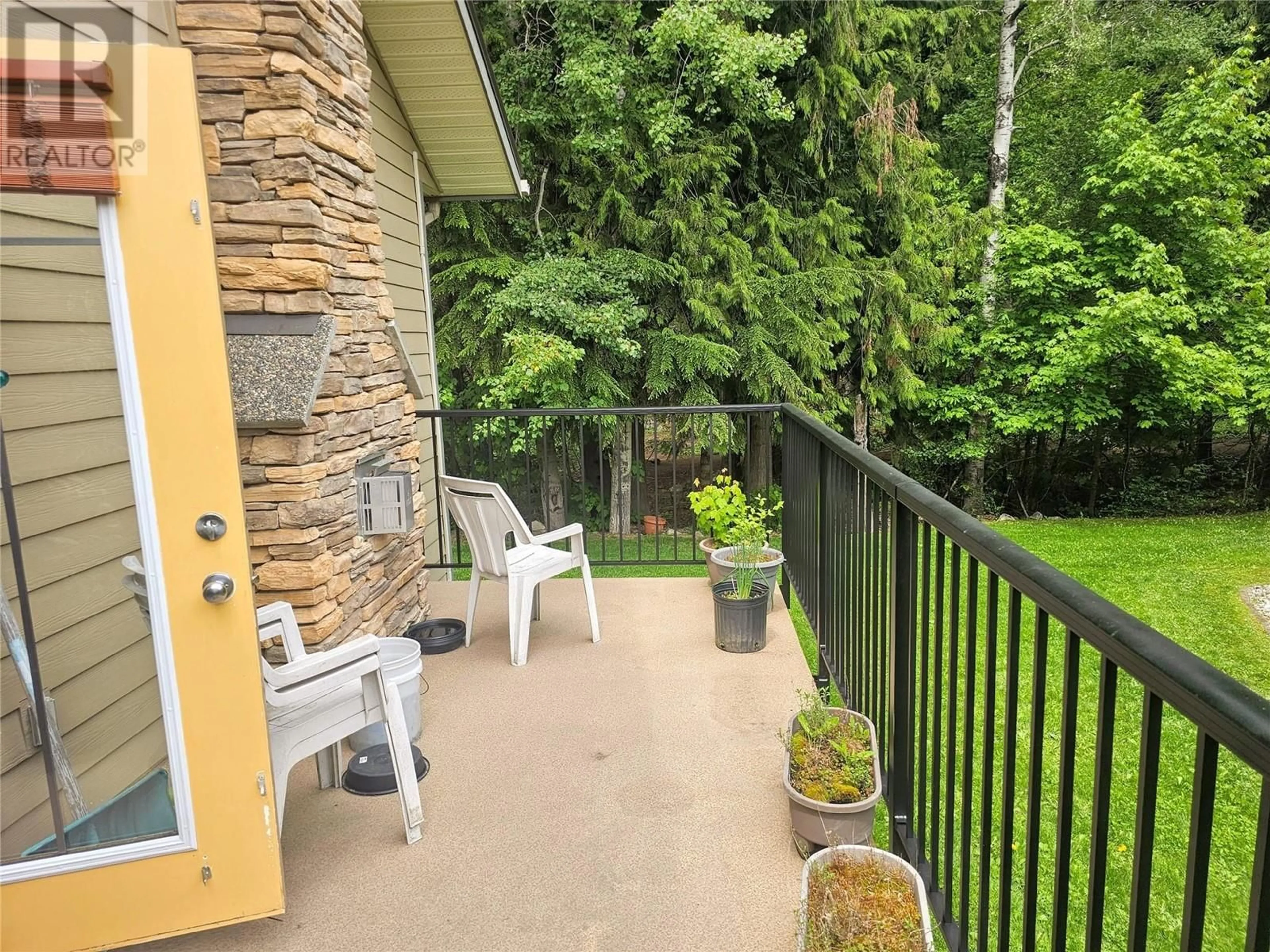 Patio, water/lake/river/ocean view for 104 - 1901 CHOQUETTE AVENUE, Nelson British Columbia V1L7B8