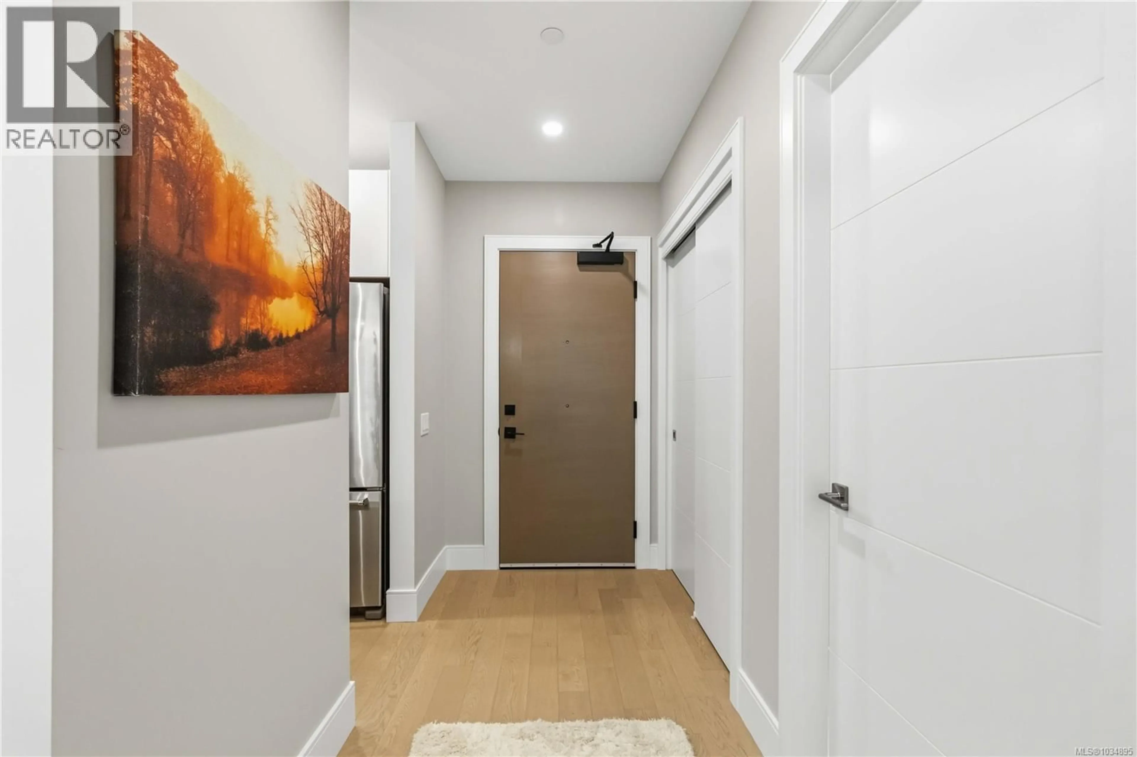 Indoor entryway for 201 - 990 DOUMAC AVENUE, Saanich British Columbia V8Y1M4