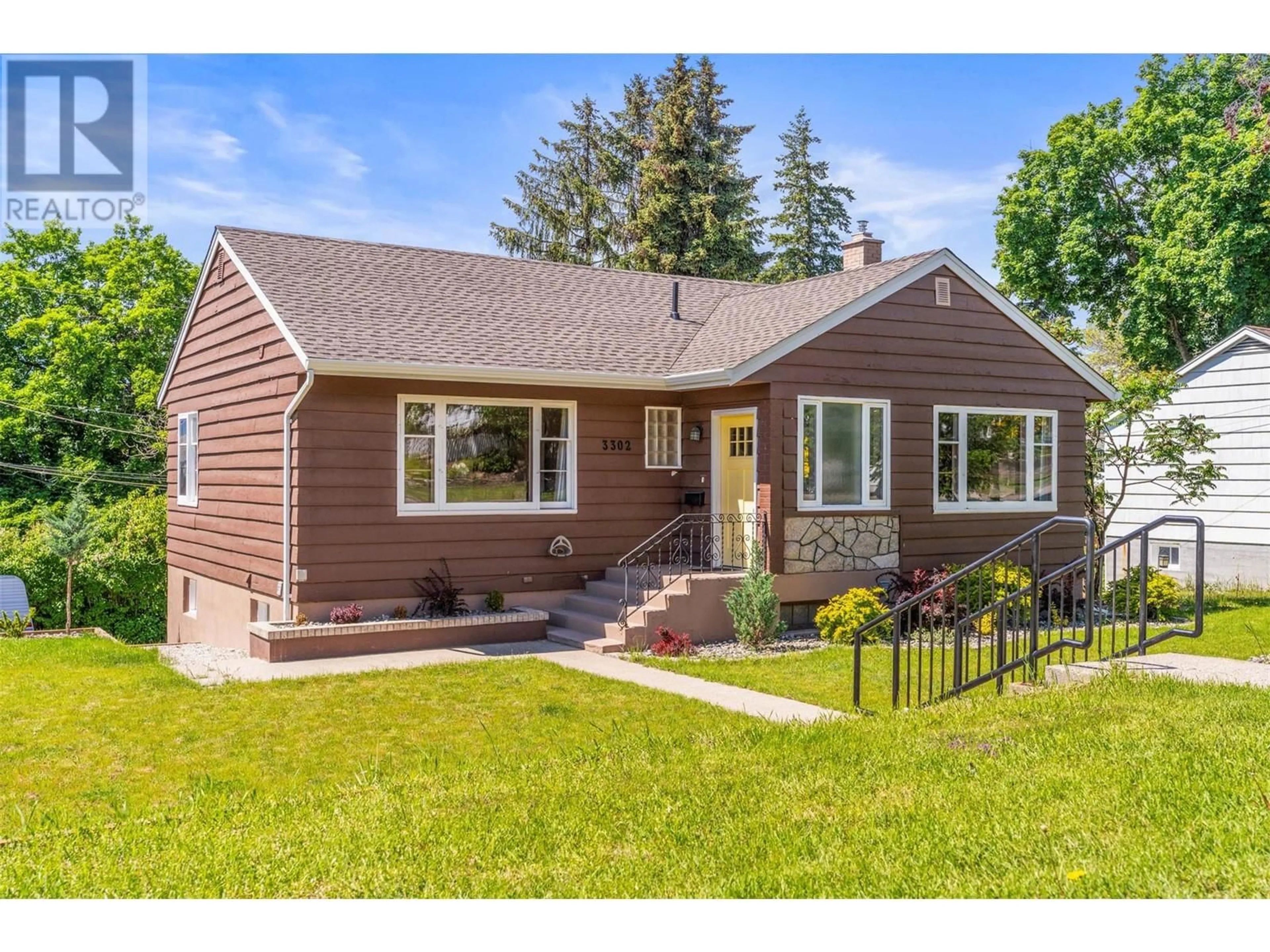 Home with vinyl exterior material, street for 3302 20A STREET, Vernon British Columbia V1T4E9