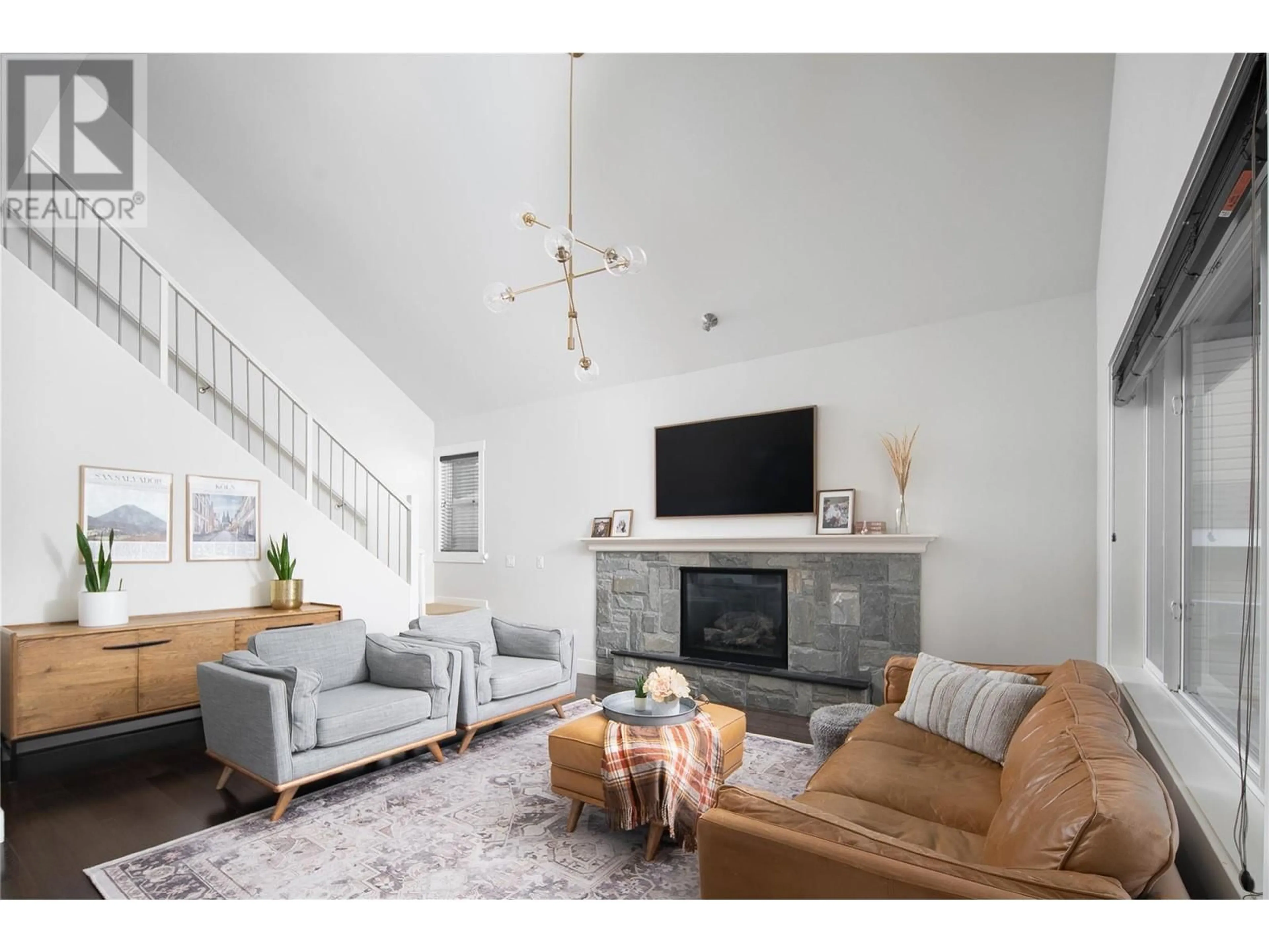 Living room with furniture, unknown for 5084 SEON CRESCENT, Kelowna British Columbia V1W5G8