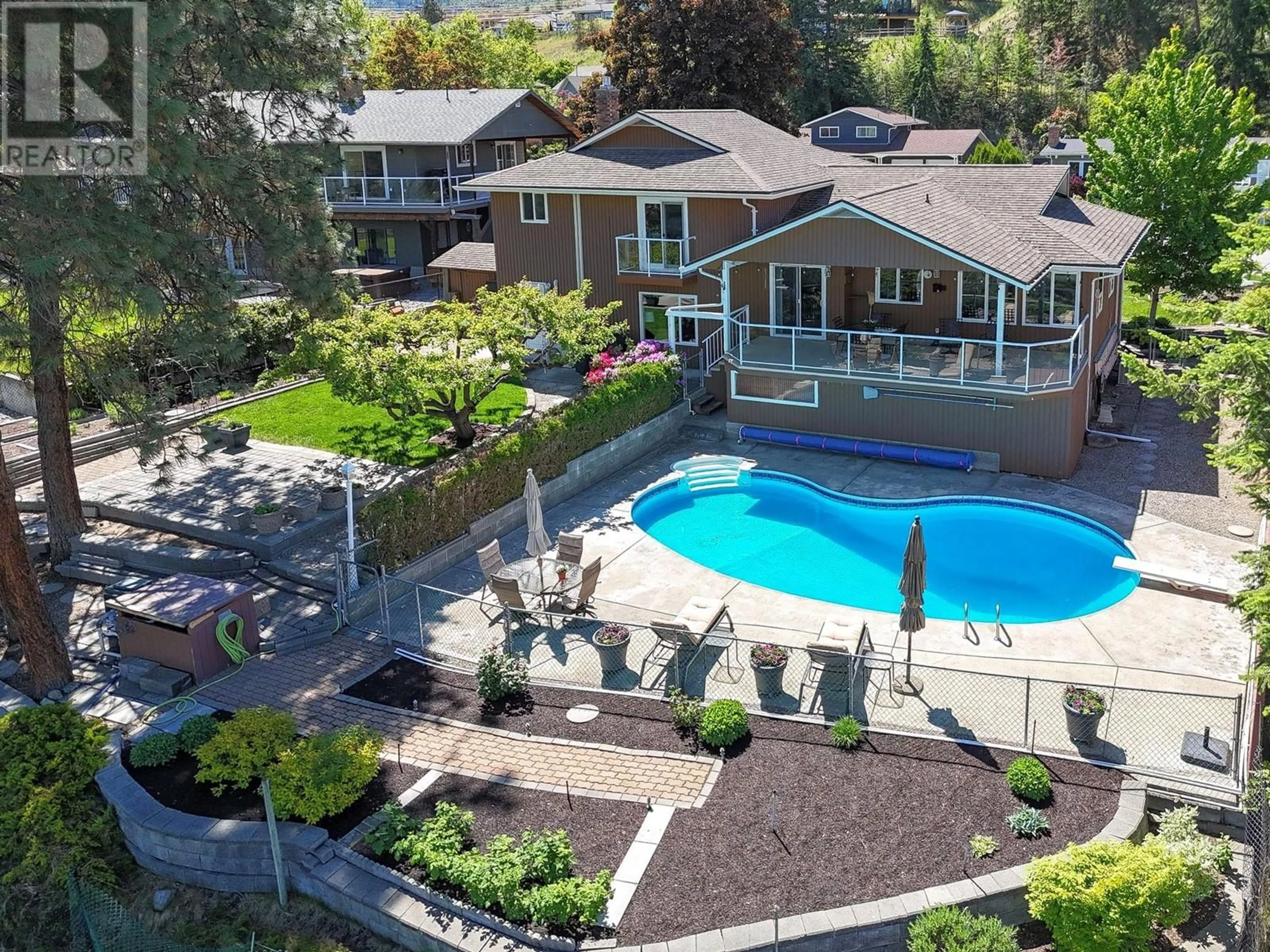 A pic from outside/outdoor area/front of a property/back of a property/a pic from drone, water/lake/river/ocean view for 834 STEELE ROAD, Kelowna British Columbia V1W4P1
