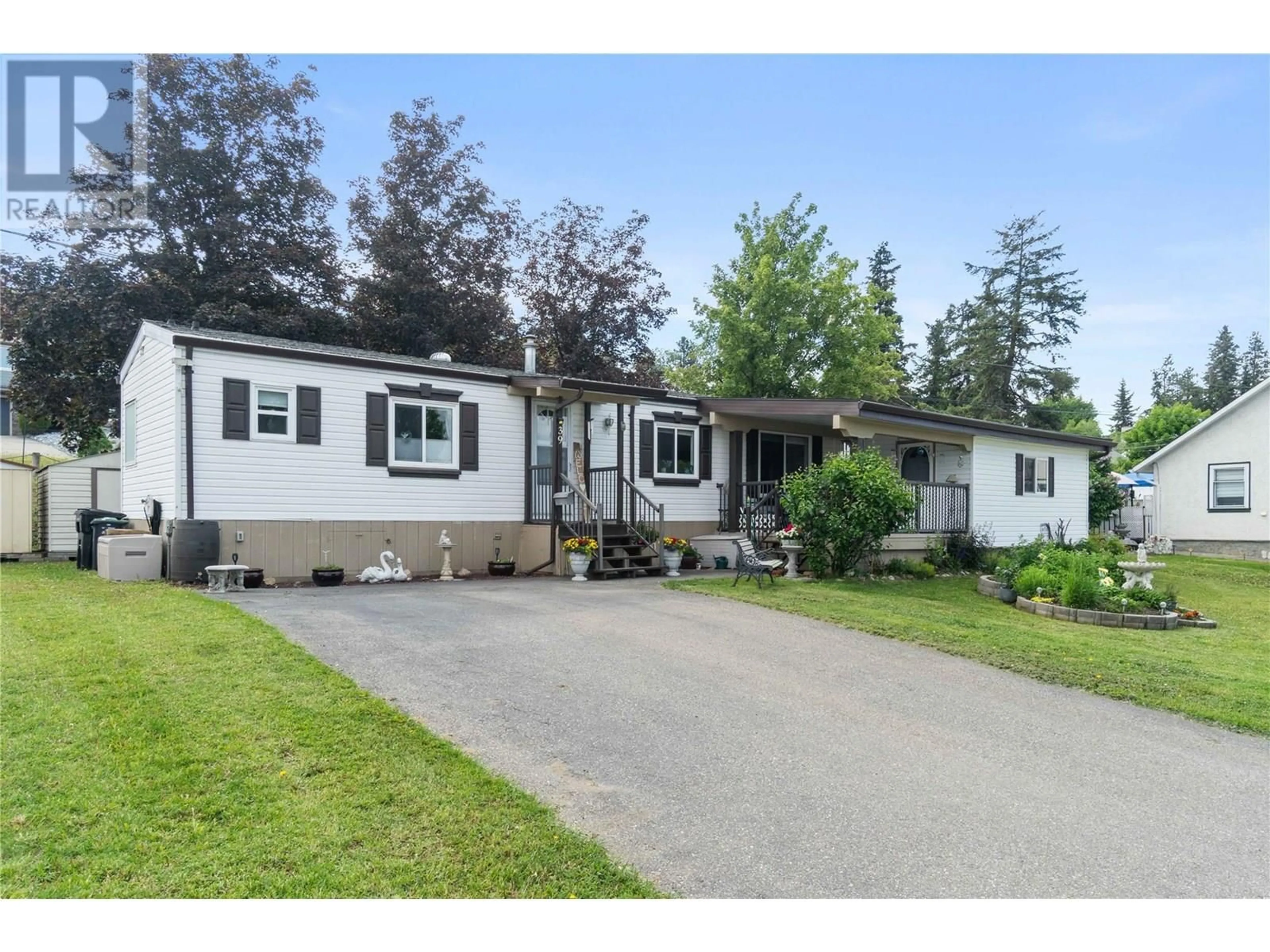 Home with vinyl exterior material, street for 39 - 1600 43 AVENUE, Vernon British Columbia V1T9G6