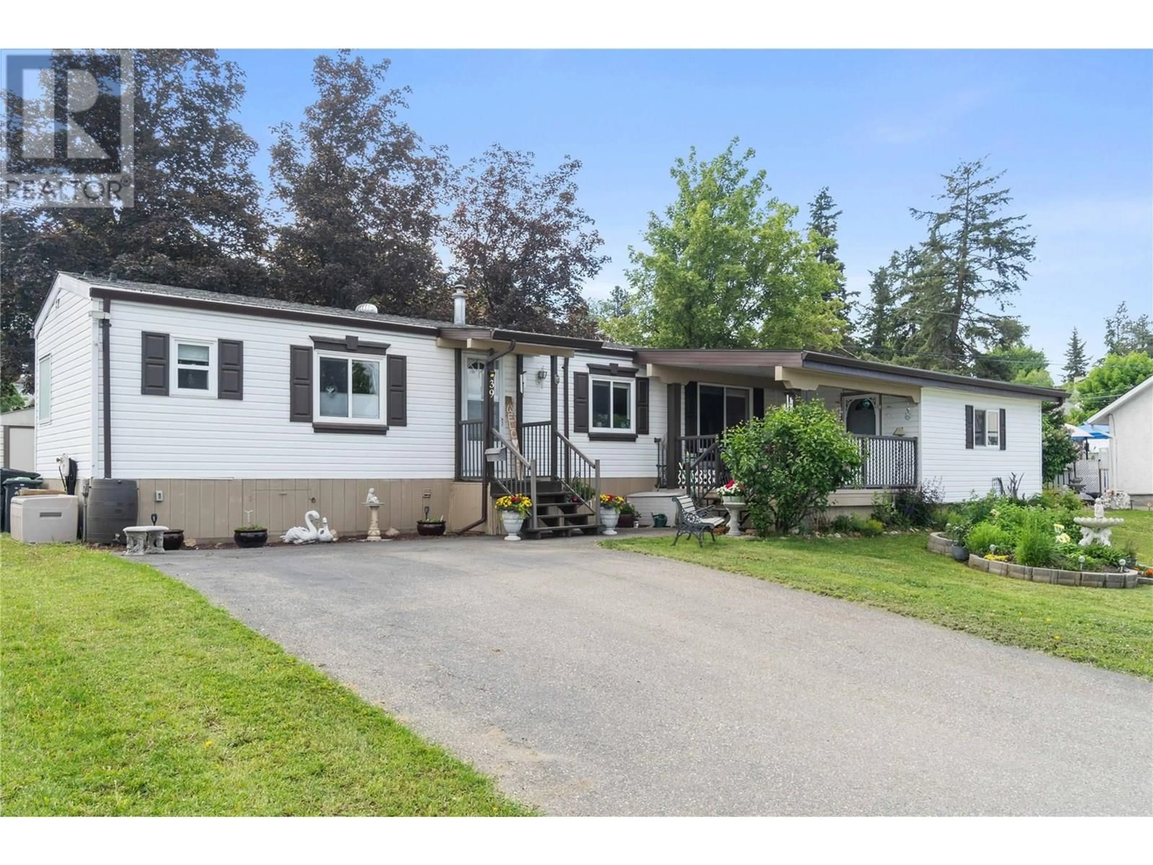 Home with vinyl exterior material, street for 39 - 1600 43 AVENUE, Vernon British Columbia V1T9G6