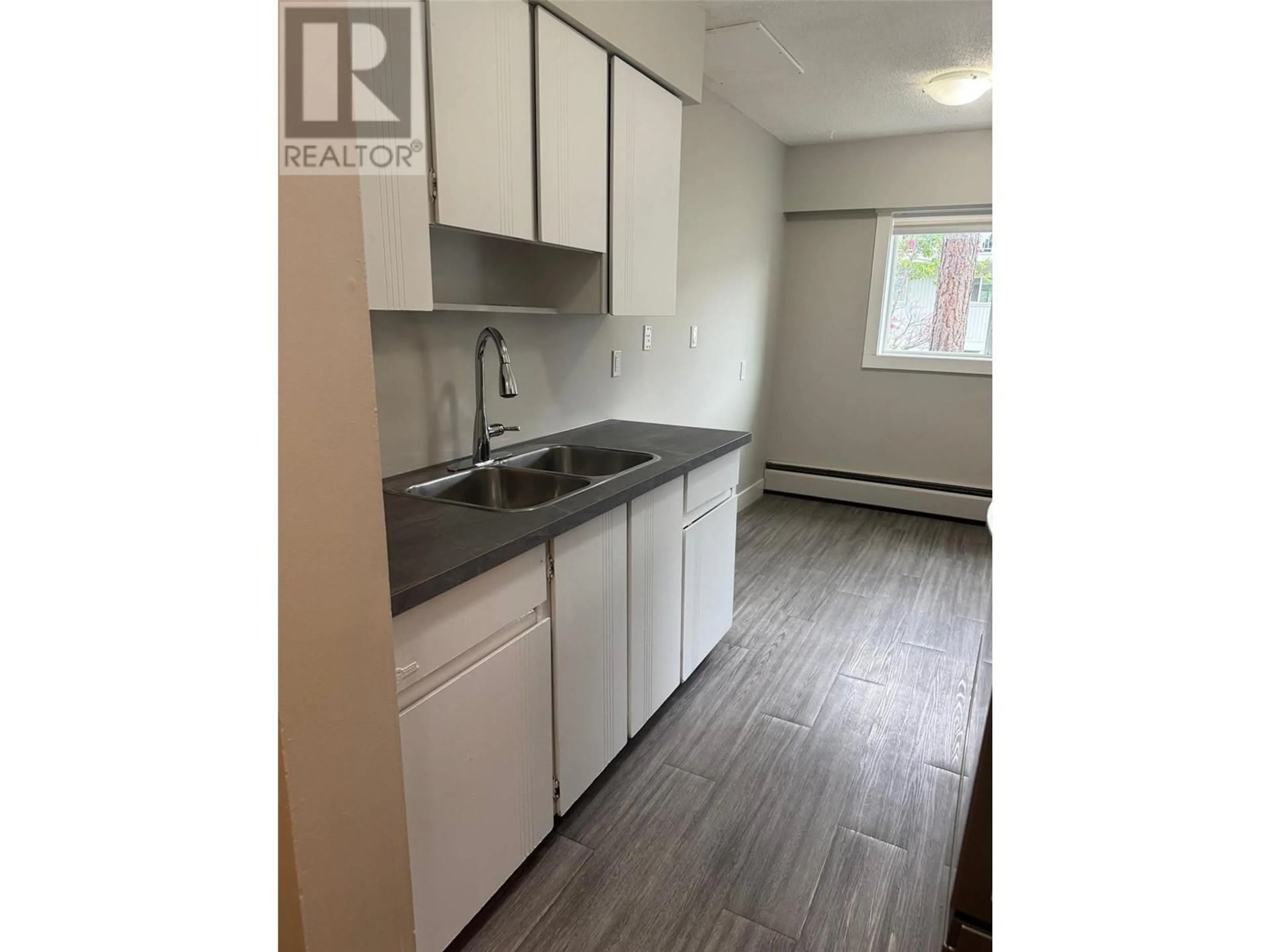 Standard kitchen, wood/laminate floor for 109 - 2125 2ND STREET NORTH, Cranbrook British Columbia V1C3L4