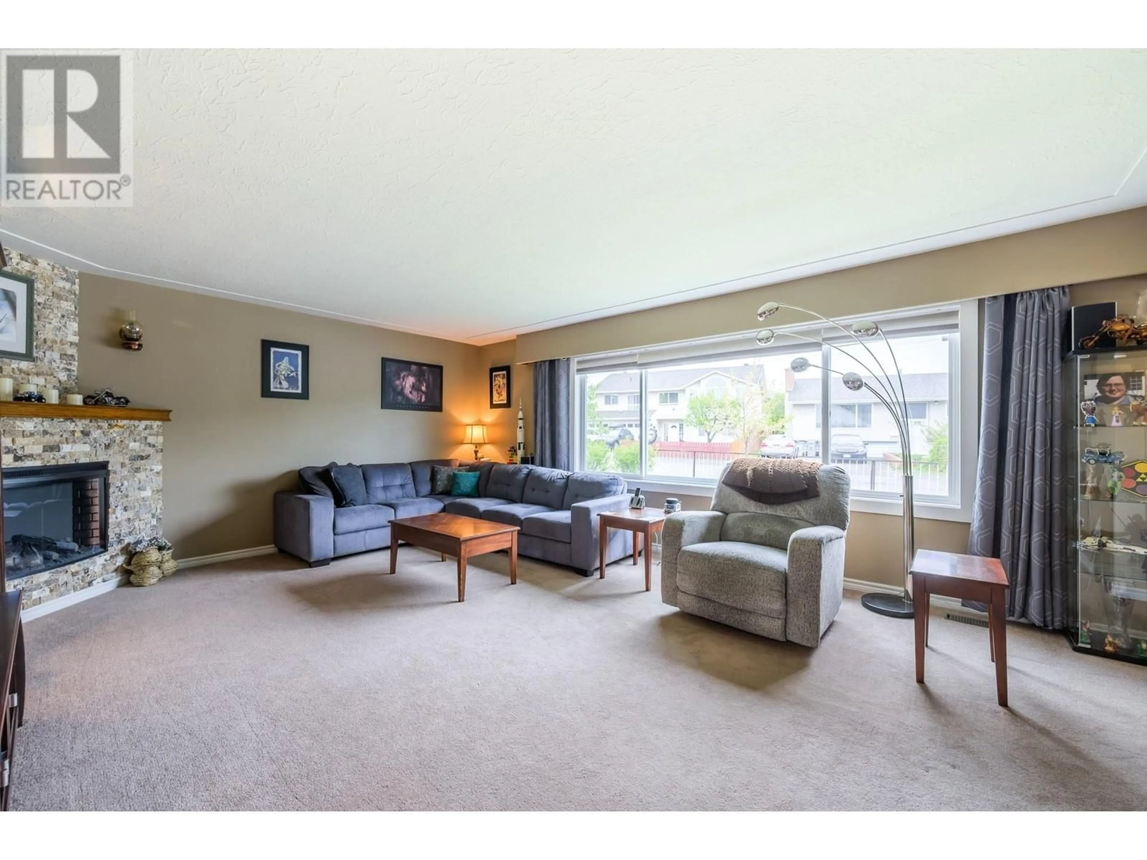 Living room with furniture, carpet floor for 270 VERNON AVENUE, Kamloops British Columbia V2B1L8