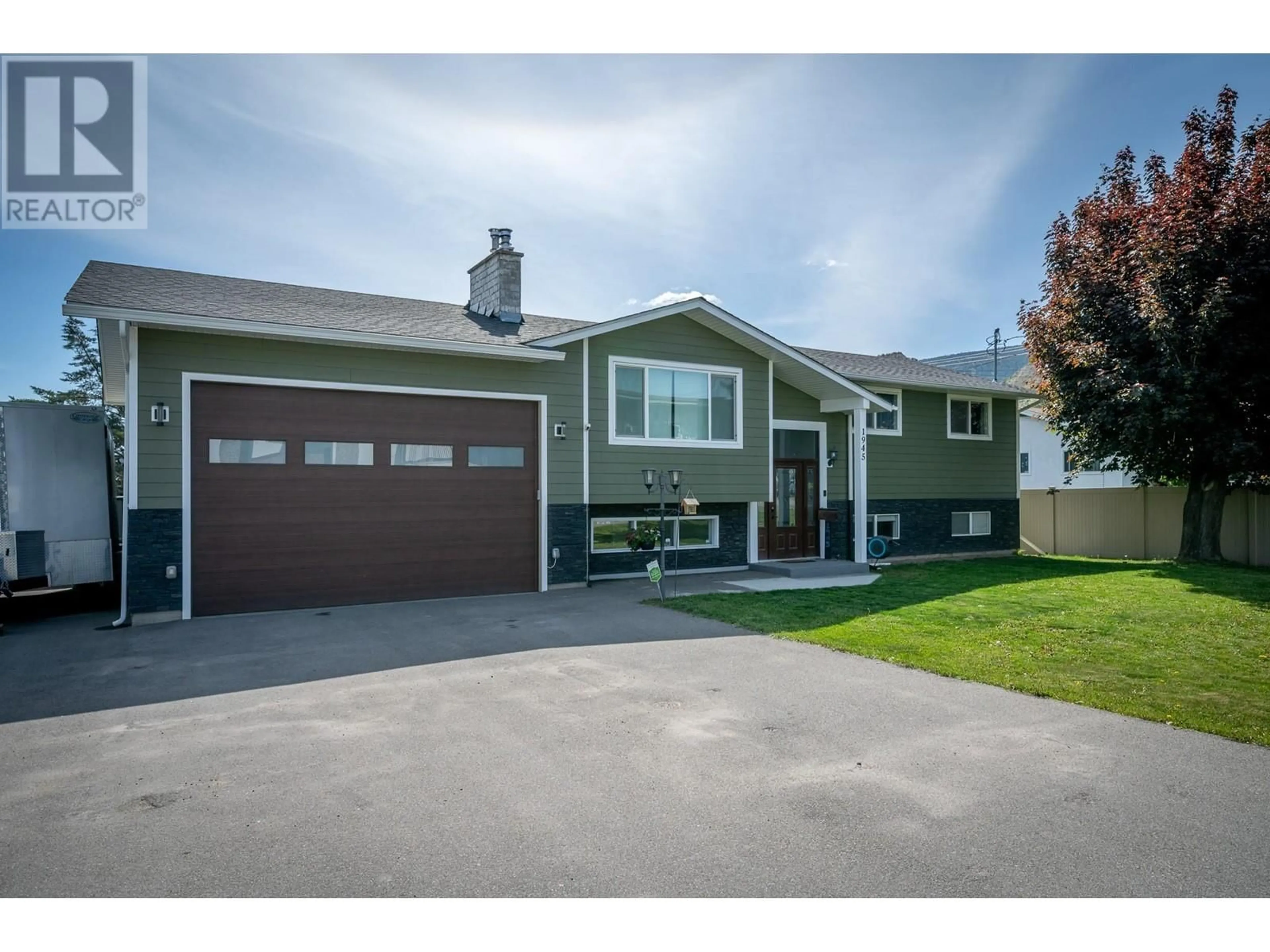 Home with vinyl exterior material, street for 1945 CURLEW ROAD, Kamloops British Columbia V2C4H6