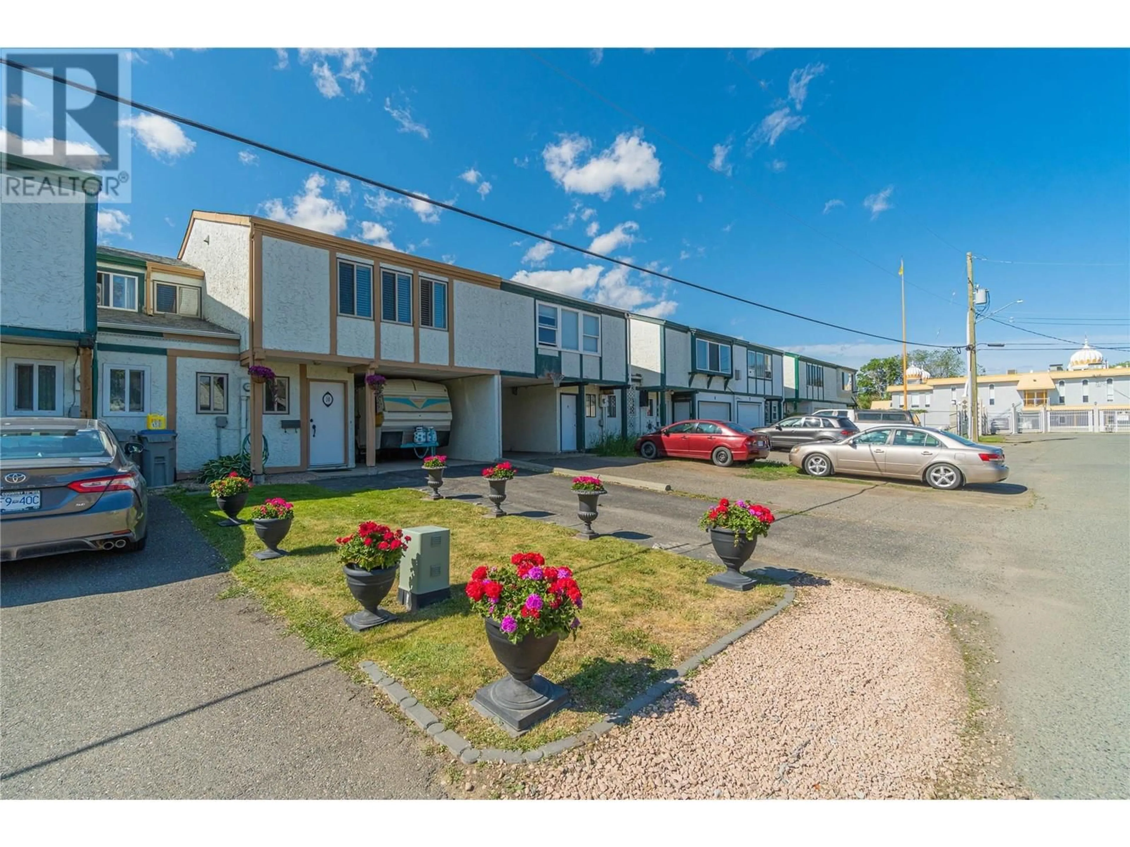 A pic from outside/outdoor area/front of a property/back of a property/a pic from drone, street for 10 - 600 CAMBRIDGE CRESCENT, Kamloops British Columbia V2B5B6