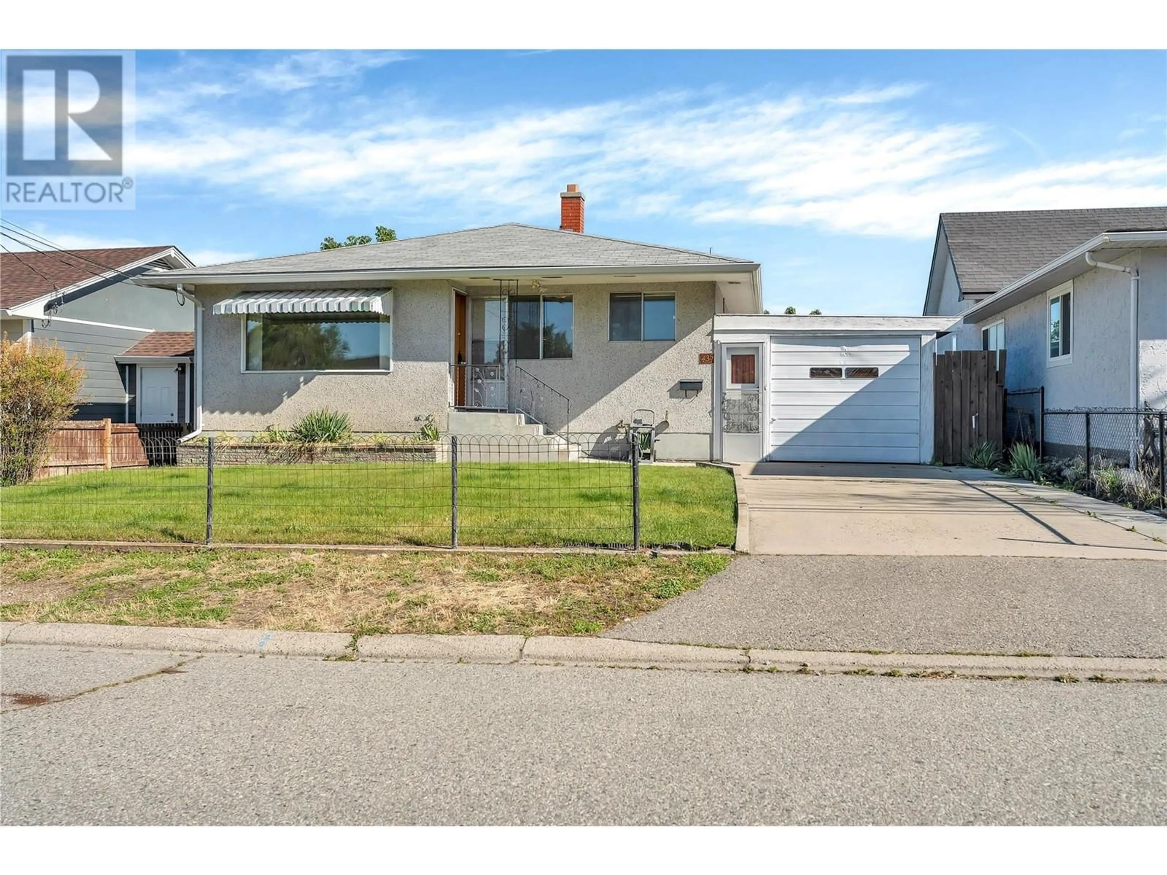Home with vinyl exterior material, street for 435 PENTICTON AVENUE, Penticton British Columbia V2A2M5