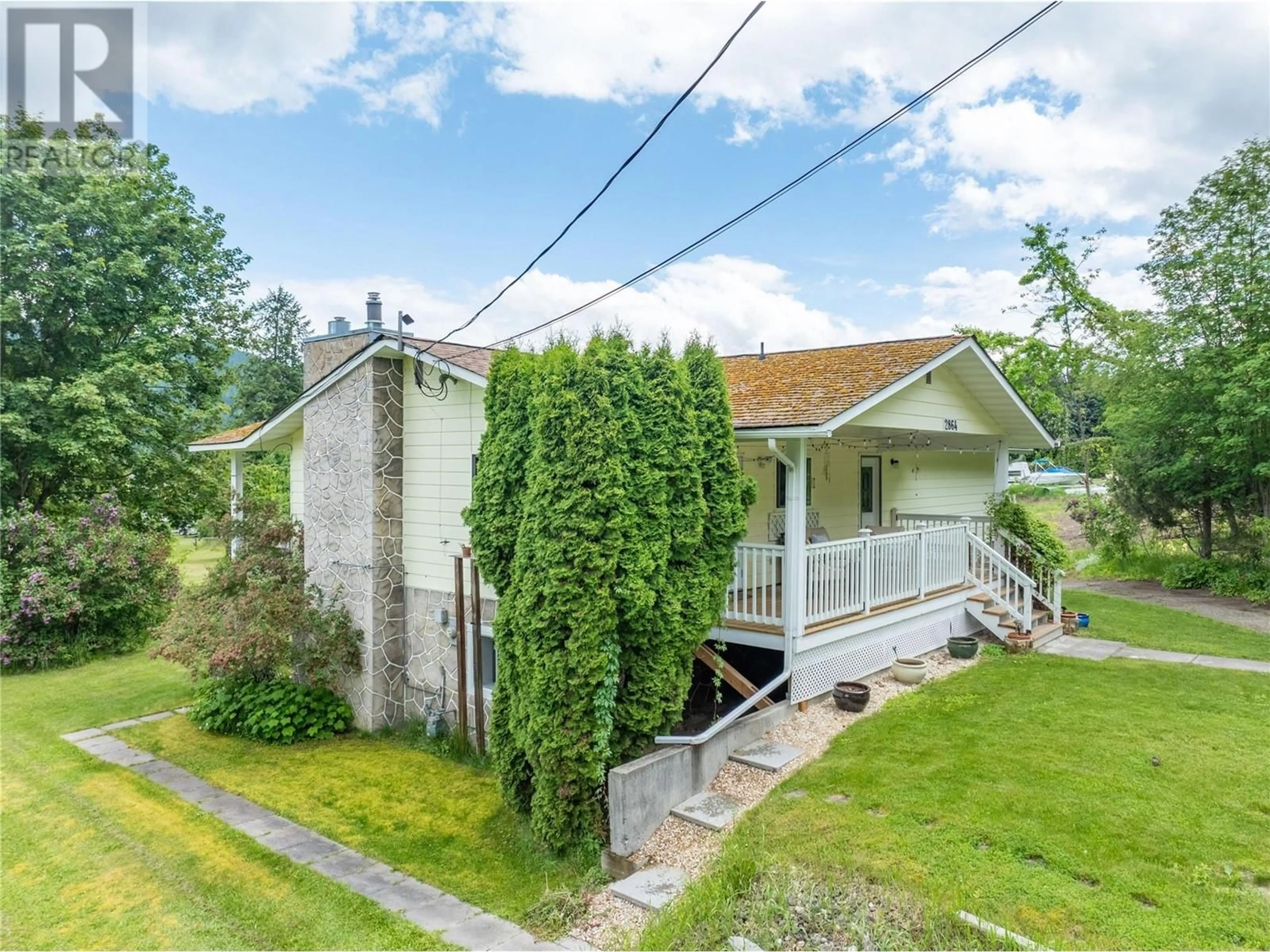 A pic from outside/outdoor area/front of a property/back of a property/a pic from drone, street for 2864 LEISURE PLACE, Blind Bay British Columbia V0E1H1