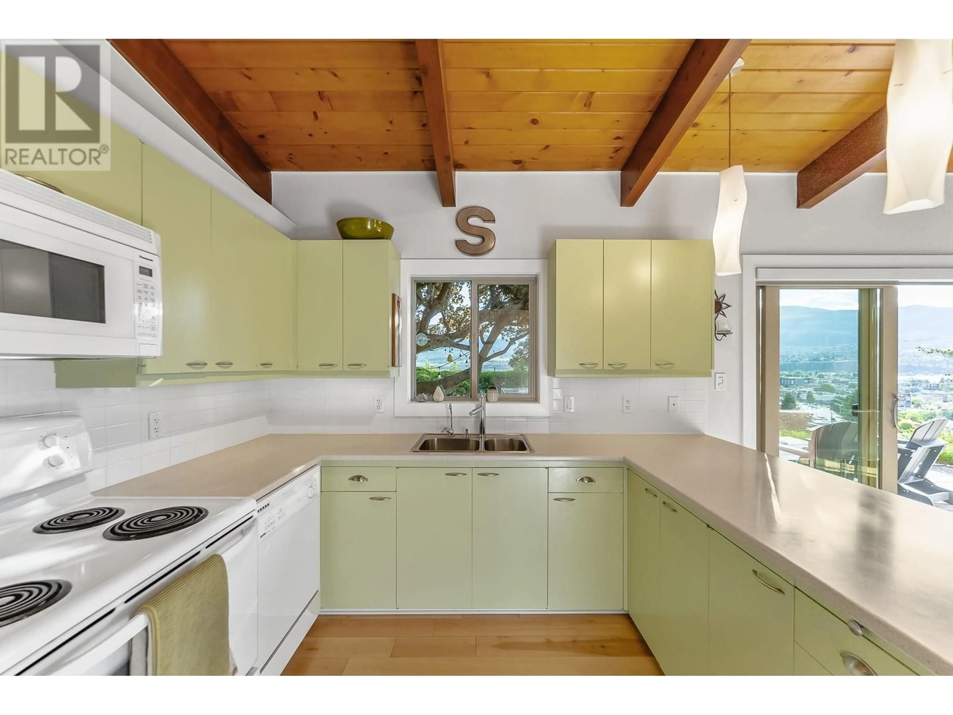 Open concept kitchen, unknown for 343 GWYER STREET, Penticton British Columbia V2A1R2