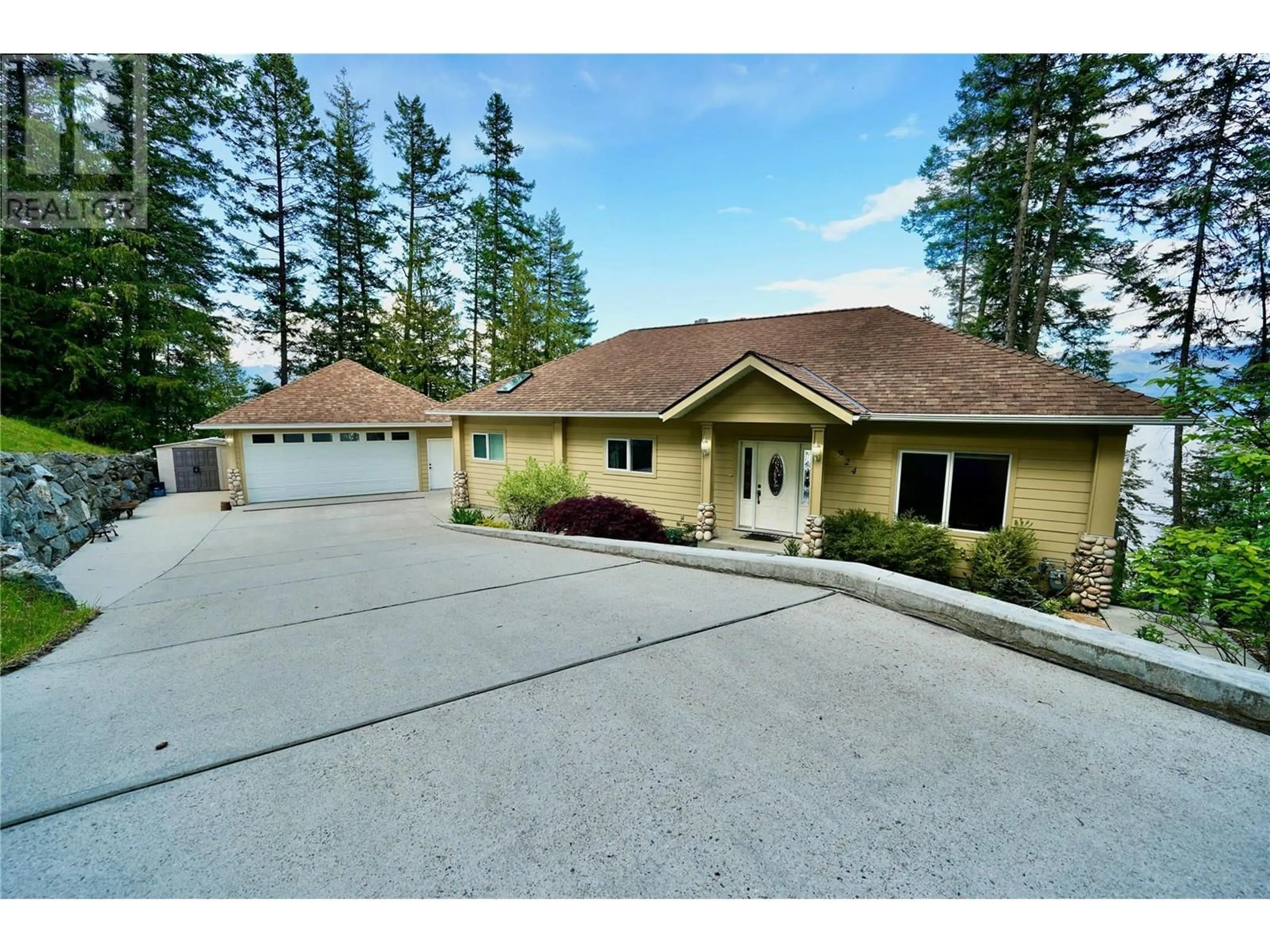 A pic from outside/outdoor area/front of a property/back of a property/a pic from drone, unknown for 924 QUEENS ROAD, Balfour British Columbia V0G1C0