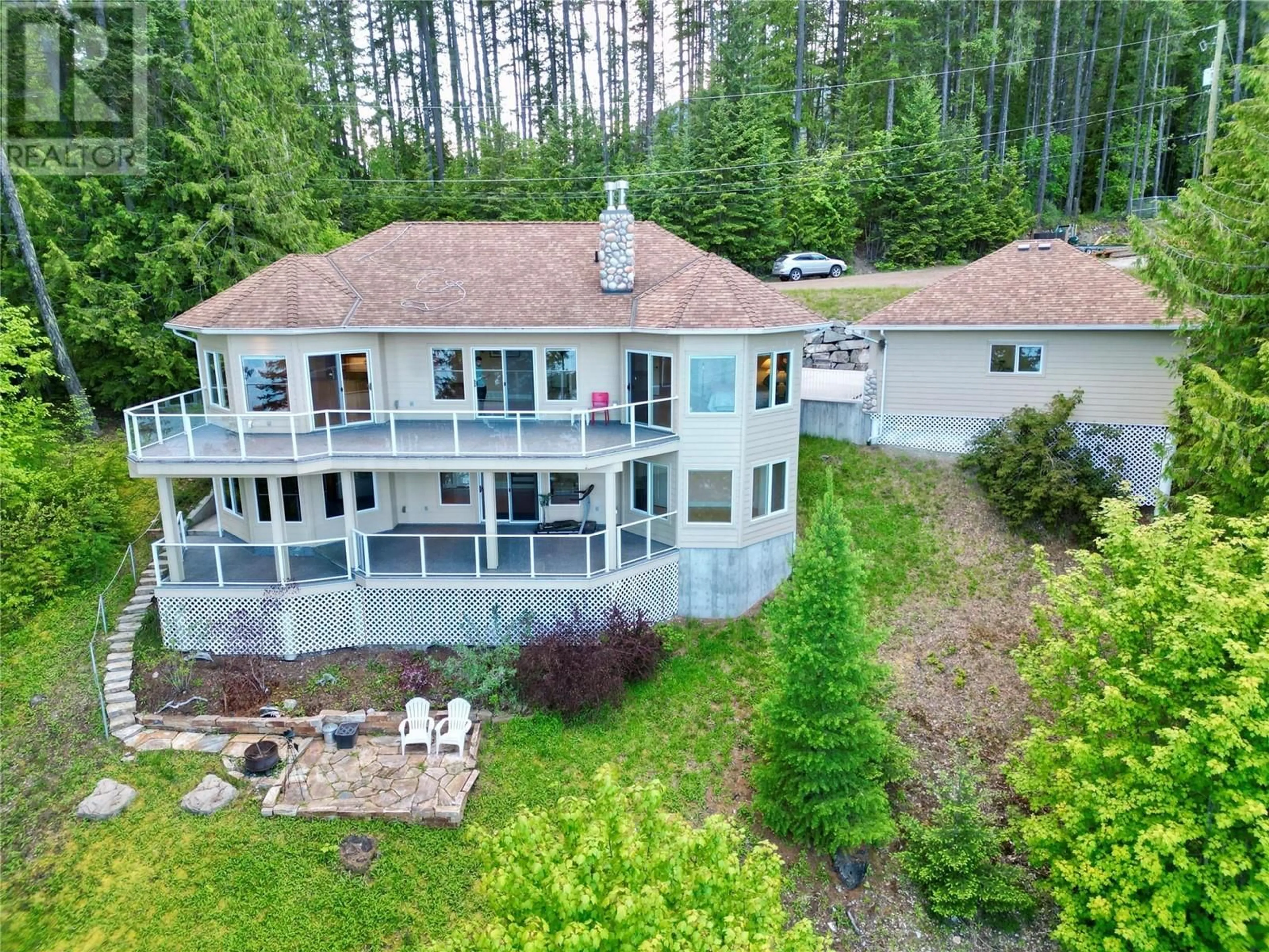 A pic from outside/outdoor area/front of a property/back of a property/a pic from drone, water/lake/river/ocean view for 924 QUEENS ROAD, Balfour British Columbia V0G1C0
