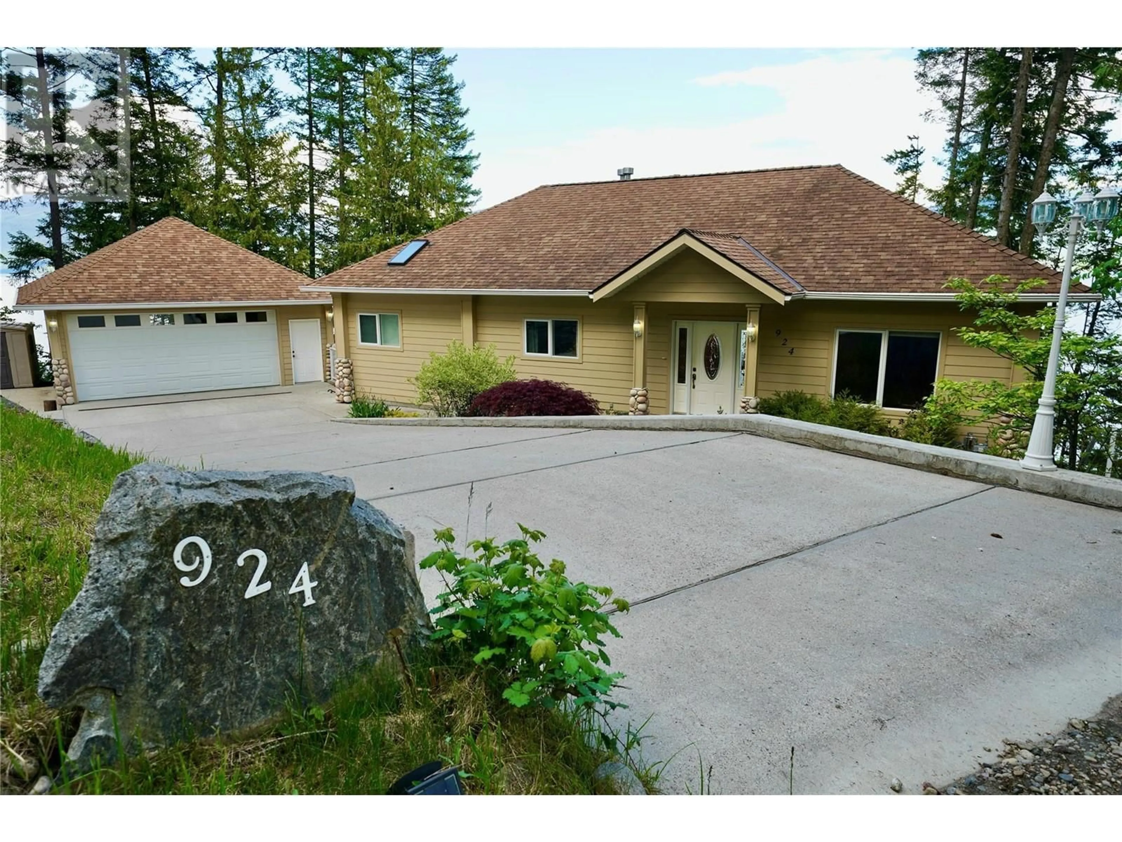 A pic from outside/outdoor area/front of a property/back of a property/a pic from drone, unknown for 924 QUEENS ROAD, Balfour British Columbia V0G1C0