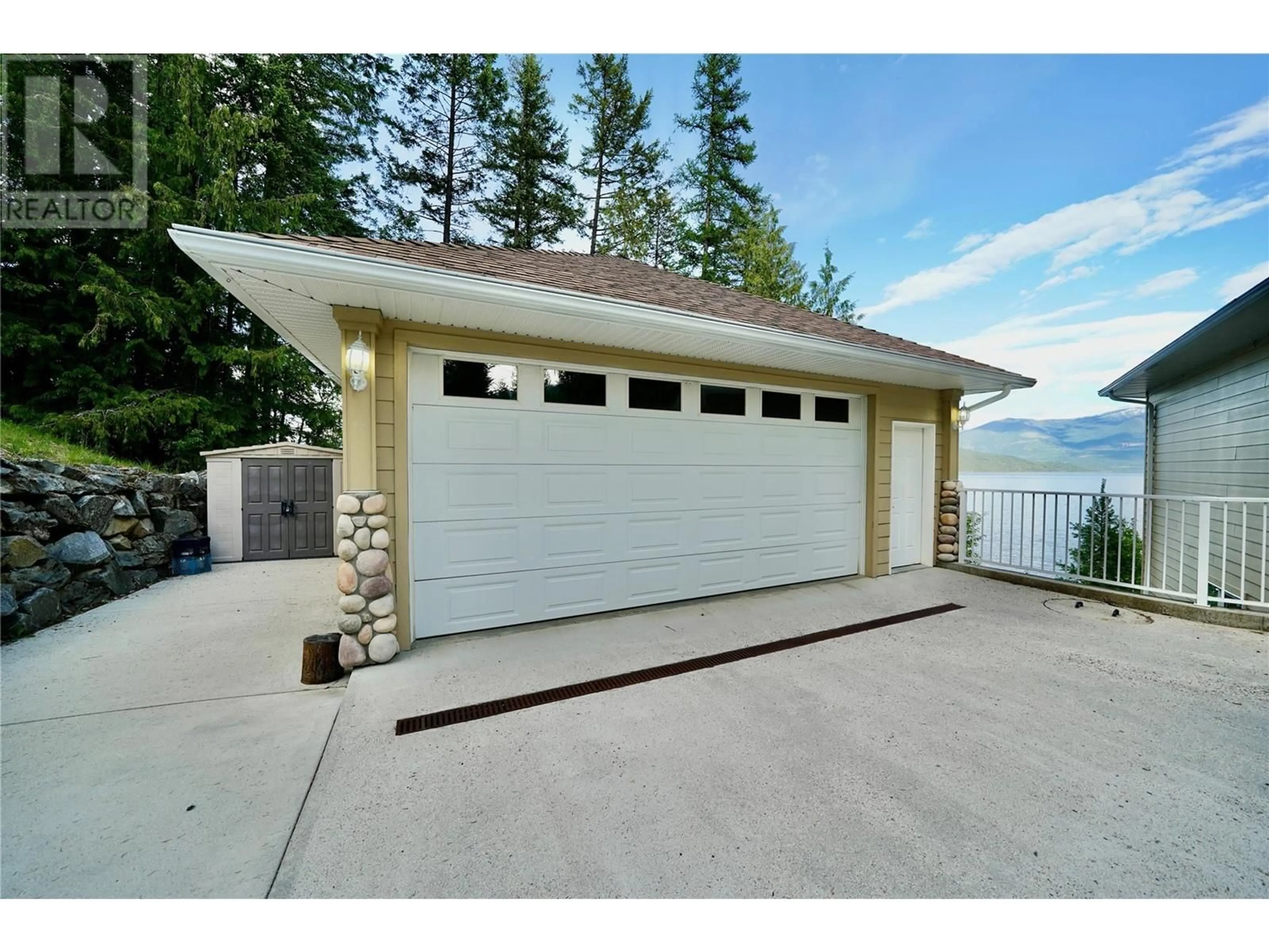 Indoor garage for 924 QUEENS ROAD, Balfour British Columbia V0G1C0