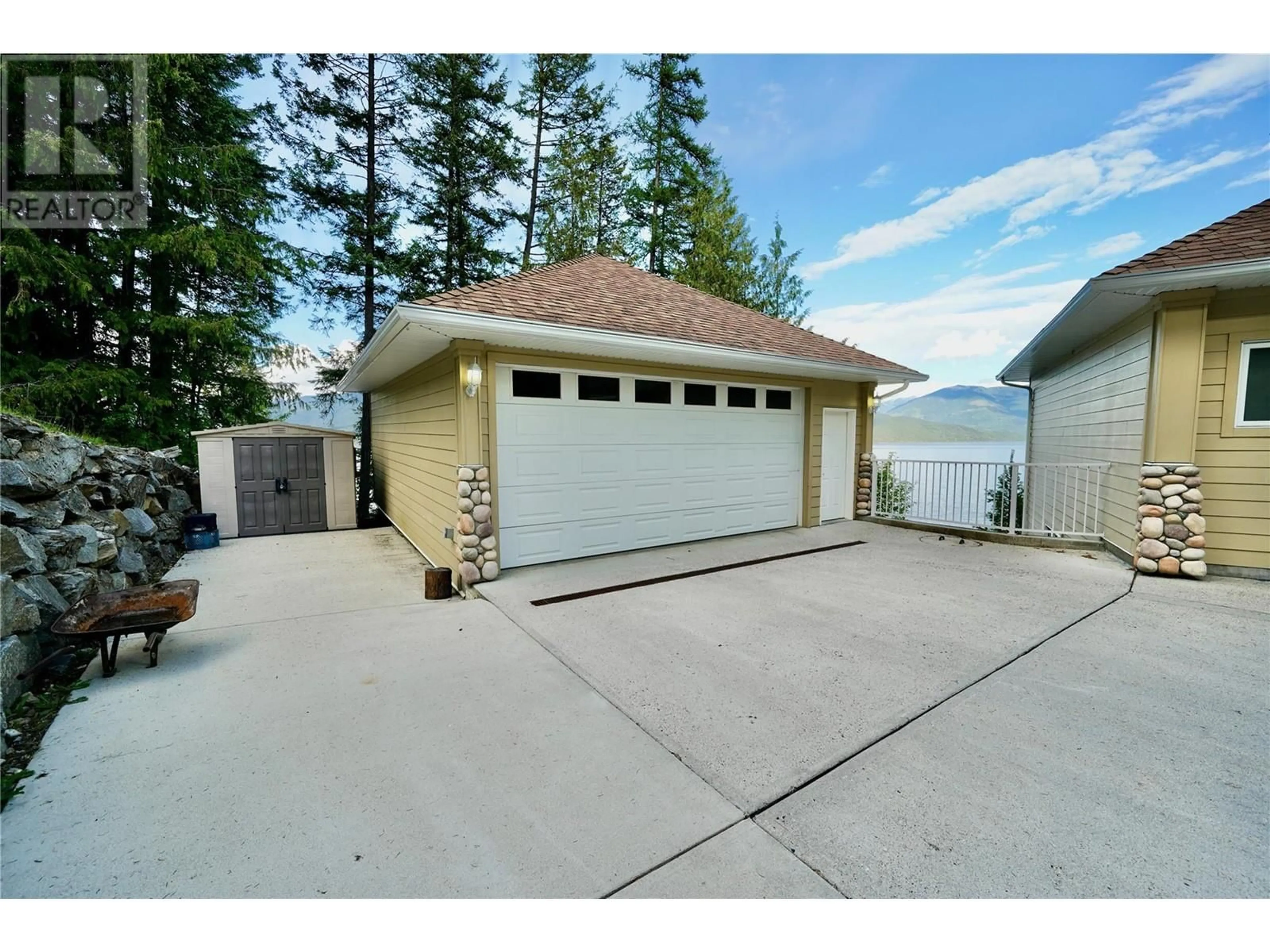 Indoor garage for 924 QUEENS ROAD, Balfour British Columbia V0G1C0