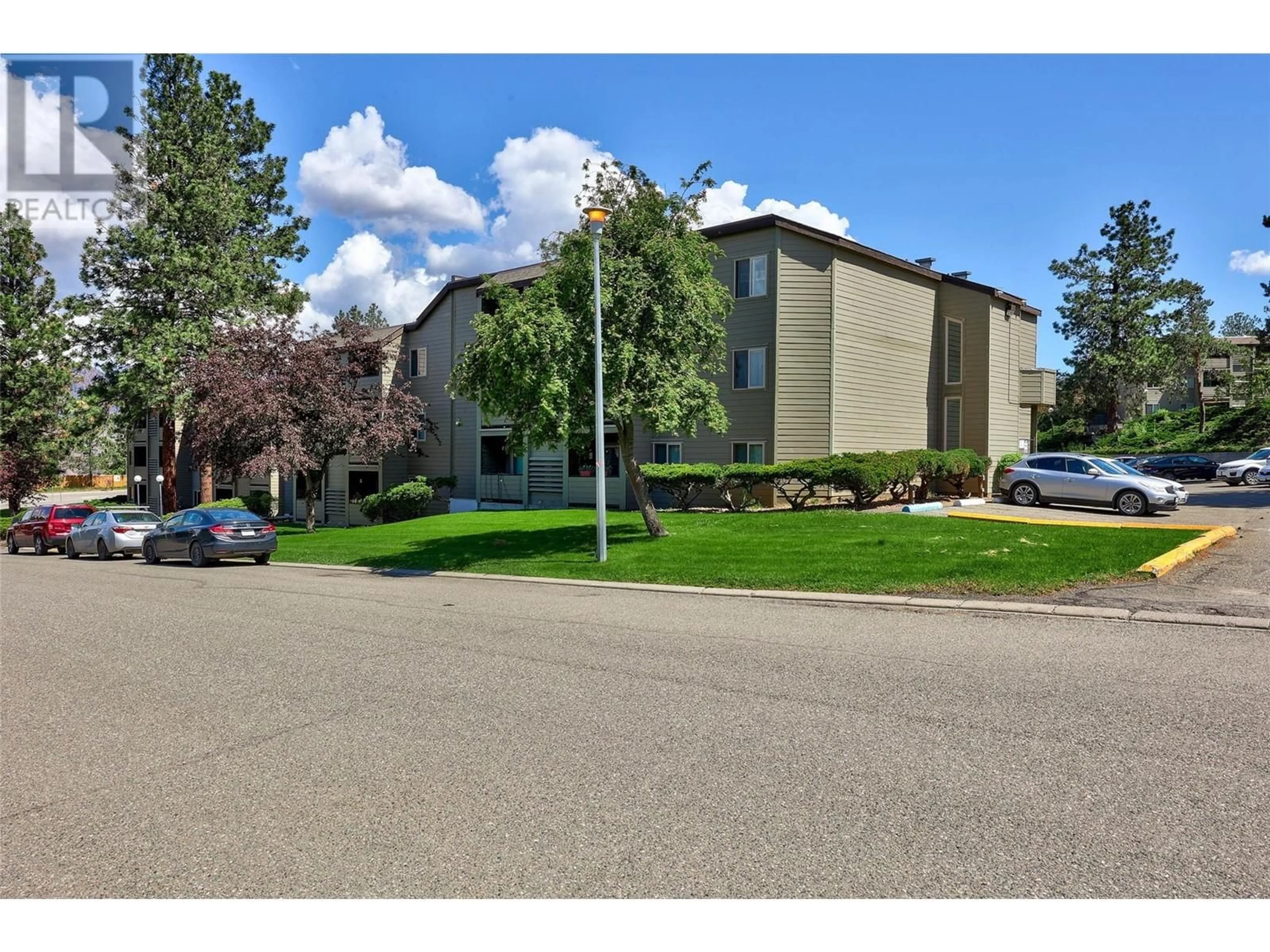 Indoor foyer for 225 - 245 GORDONHORN CRESCENT, Kamloops British Columbia V2E1T5