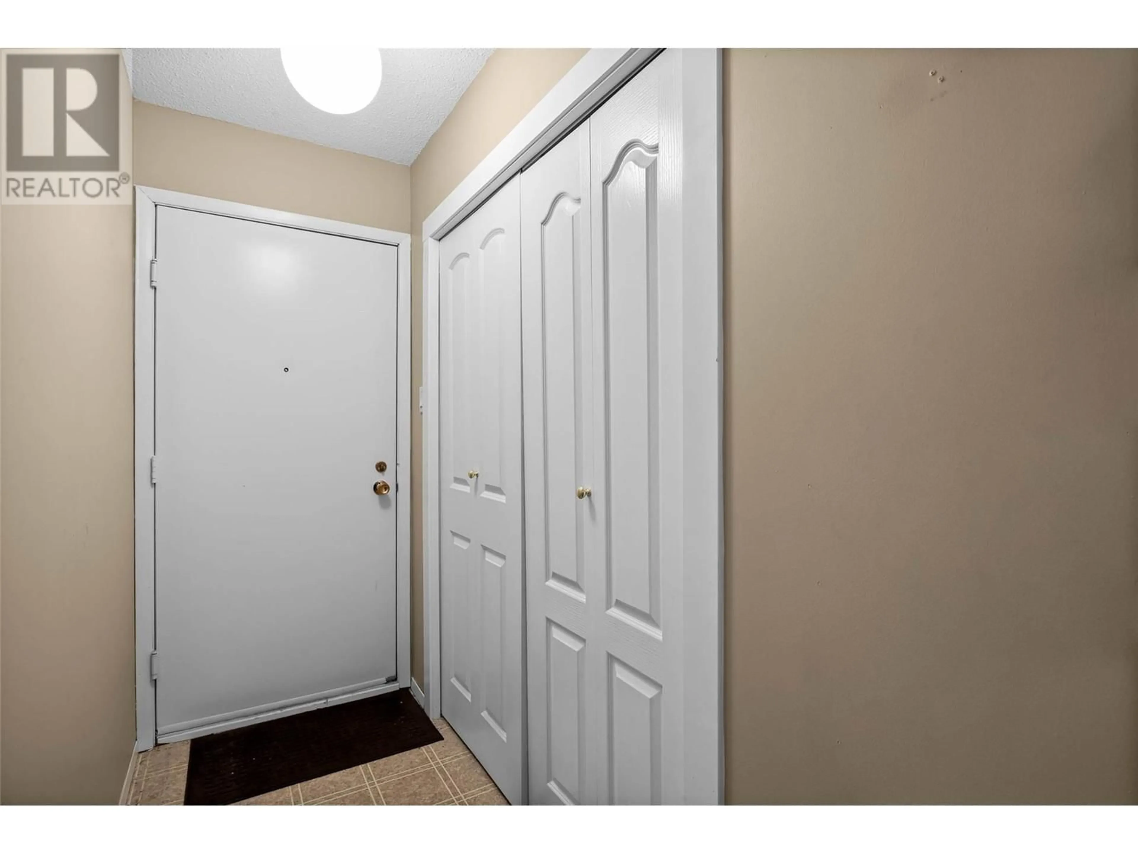 Indoor entryway for 225 - 245 GORDONHORN CRESCENT, Kamloops British Columbia V2E1T5