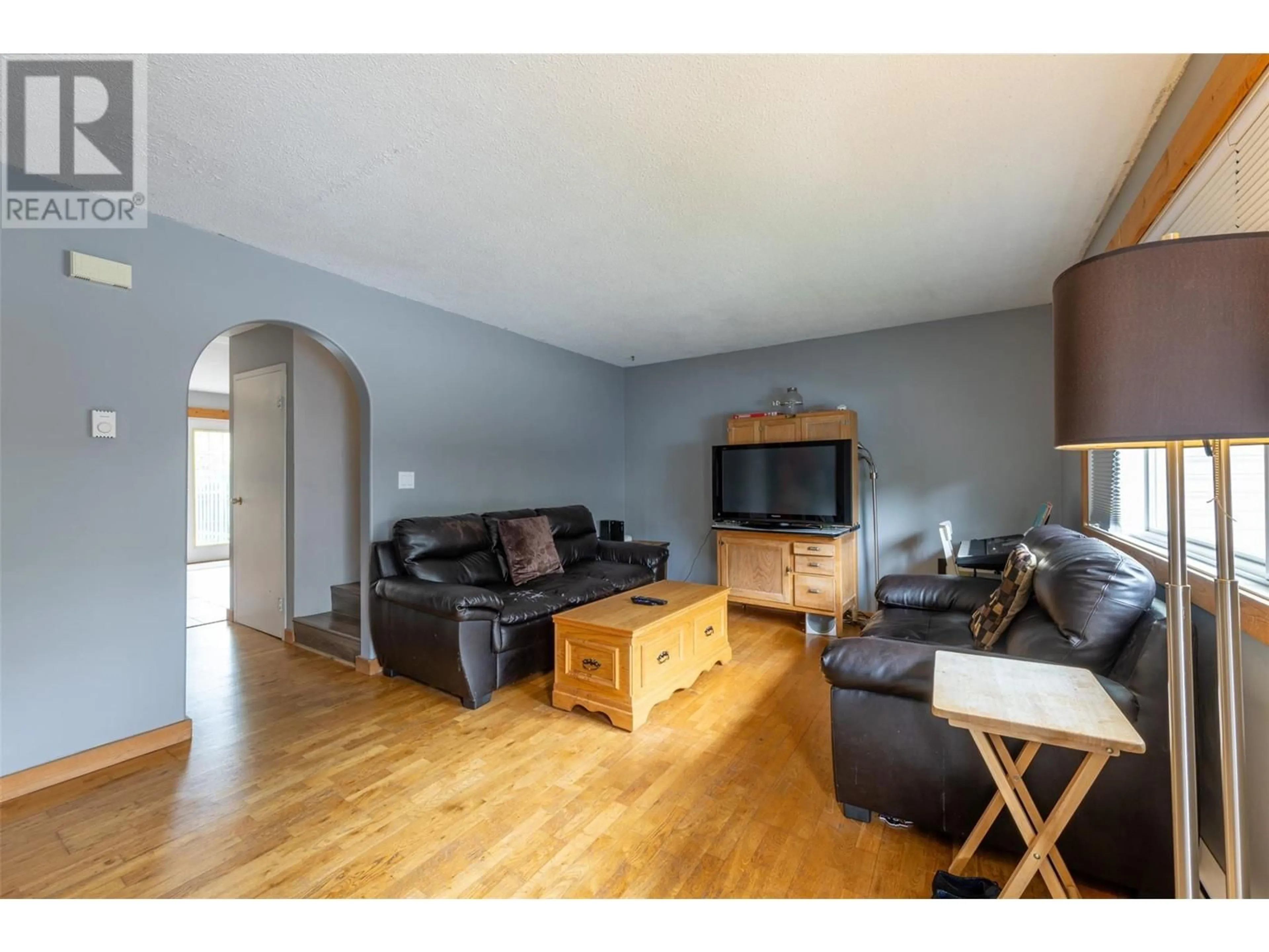 Living room with furniture, wood/laminate floor for 16 - 400 5TH AVENUE NORTH, Golden British Columbia V0A1H0