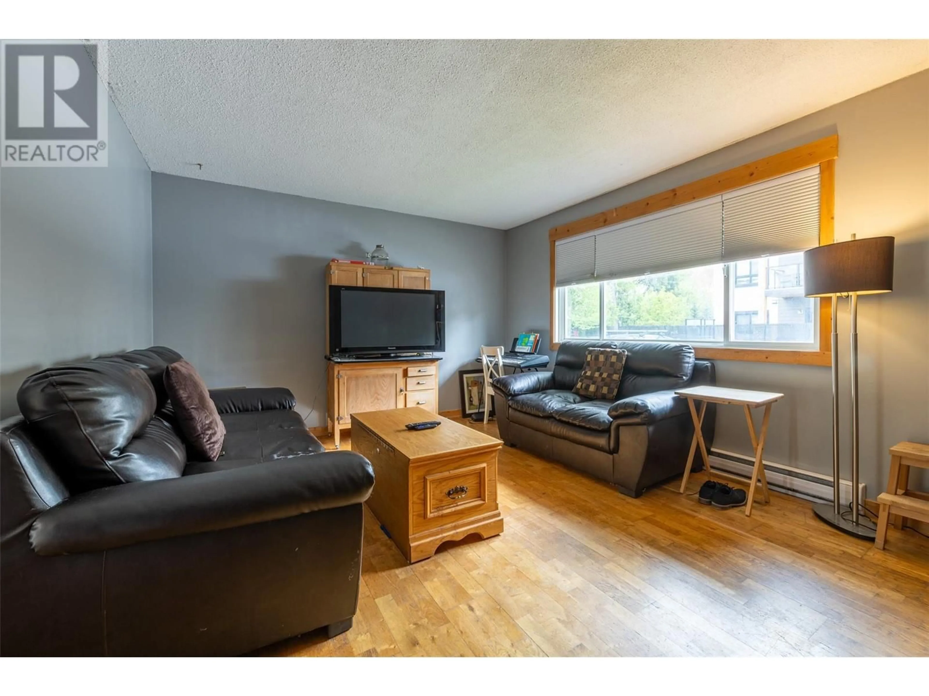 Living room with furniture, wood/laminate floor for 16 - 400 5TH AVENUE NORTH, Golden British Columbia V0A1H0