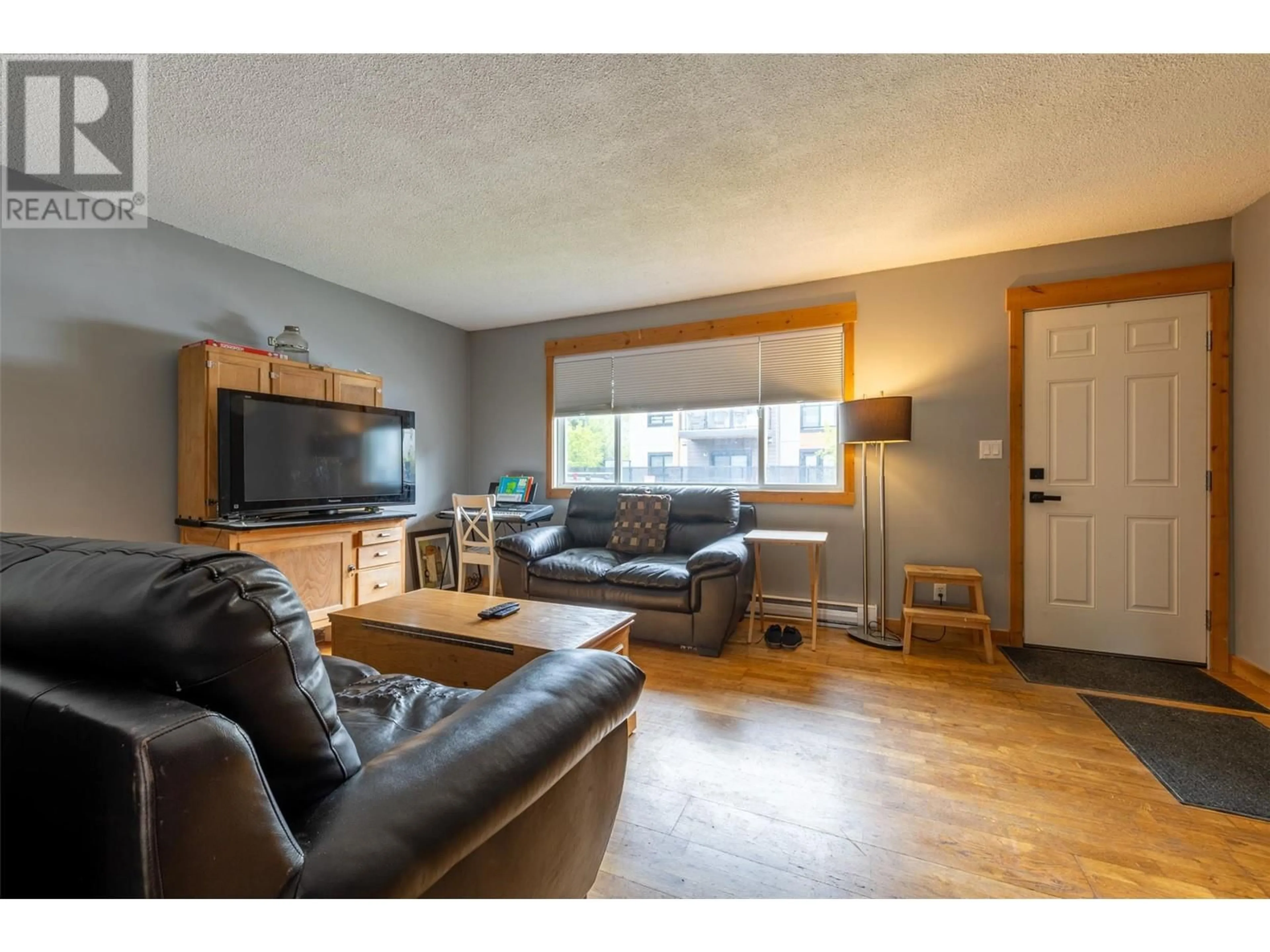 Living room with furniture, wood/laminate floor for 16 - 400 5TH AVENUE NORTH, Golden British Columbia V0A1H0