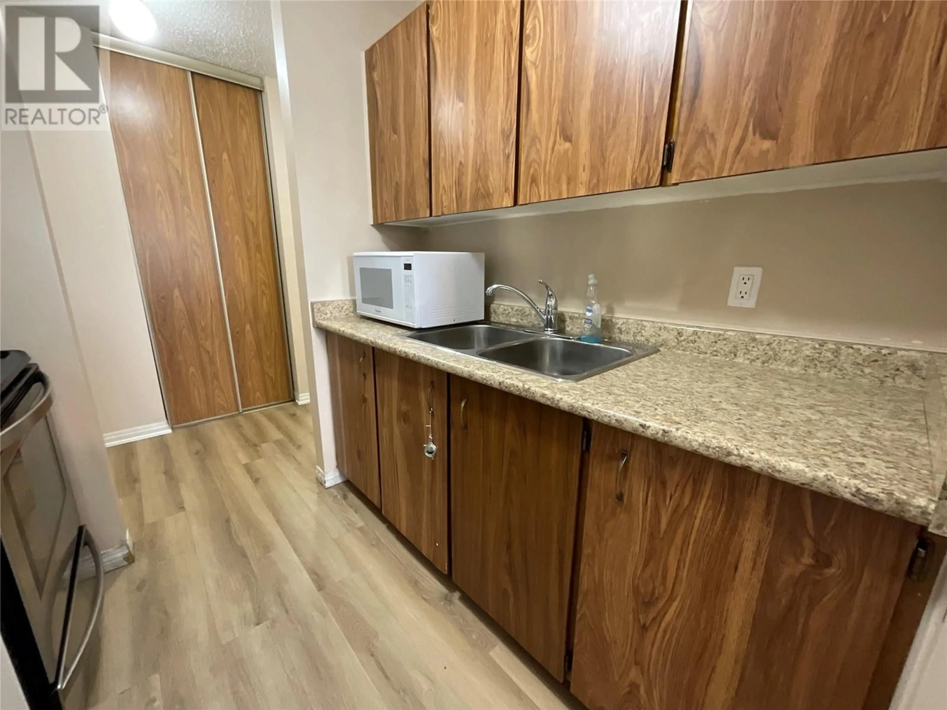 Standard kitchen, wood/laminate floor for 105 - 212 SPIEKER AVENUE, Tumbler Ridge British Columbia V0C2W0