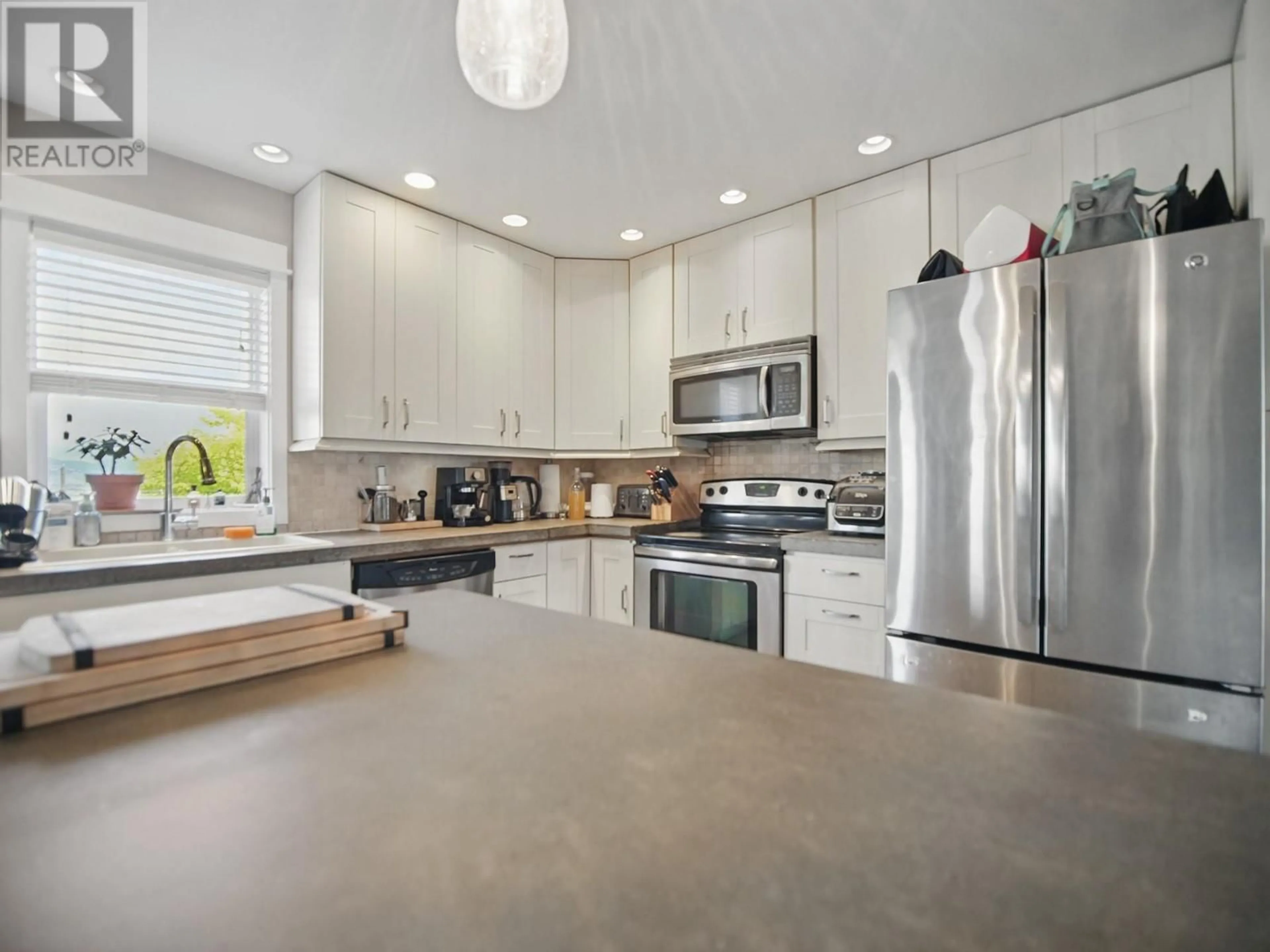 Open concept kitchen, unknown for 622 BATTLE  W STREET, Kamloops British Columbia V2C1H5