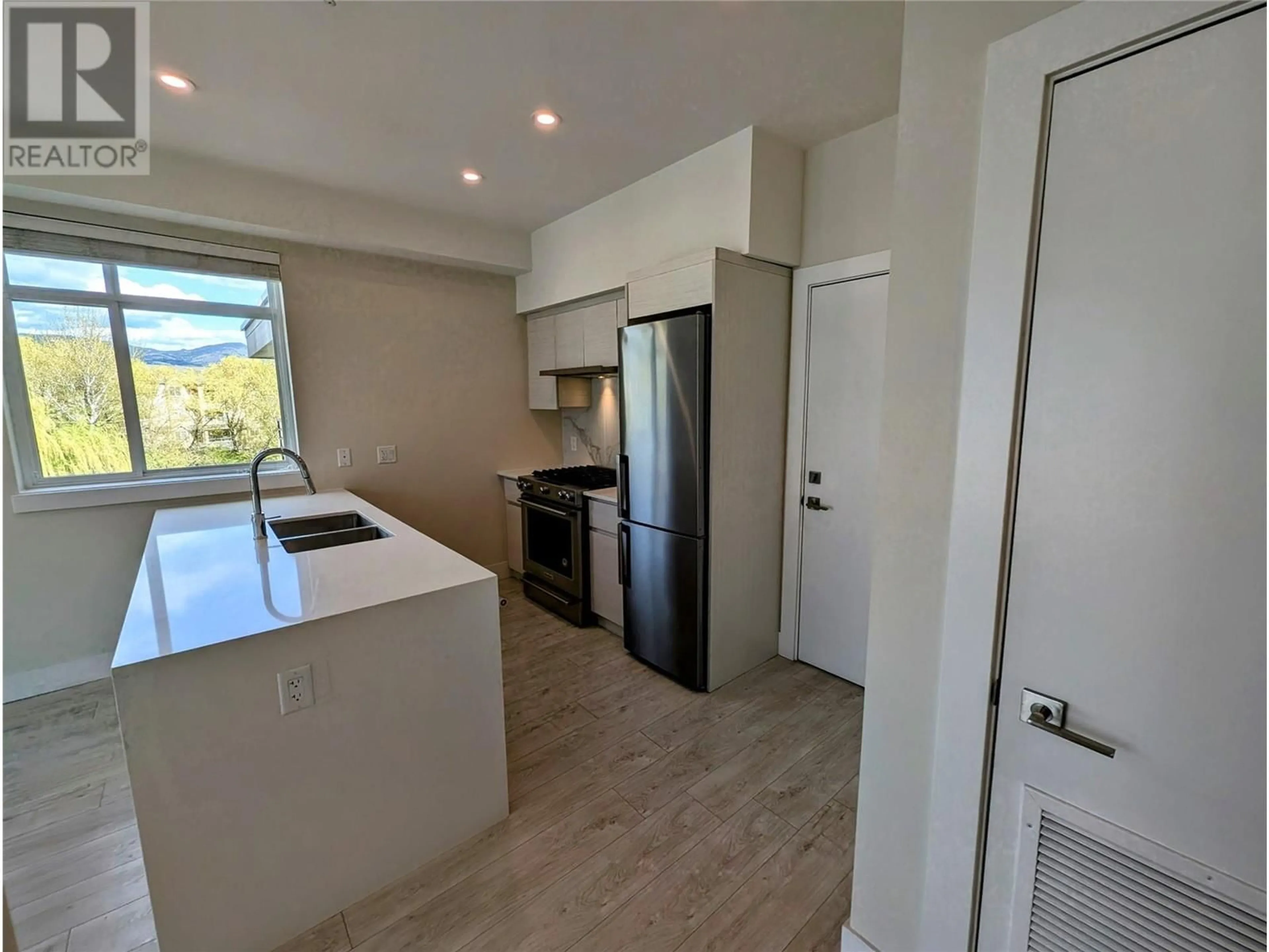 Standard kitchen, wood/laminate floor for 403 - 1925 ENTERPRISE WAY, Kelowna British Columbia V1Y4P7