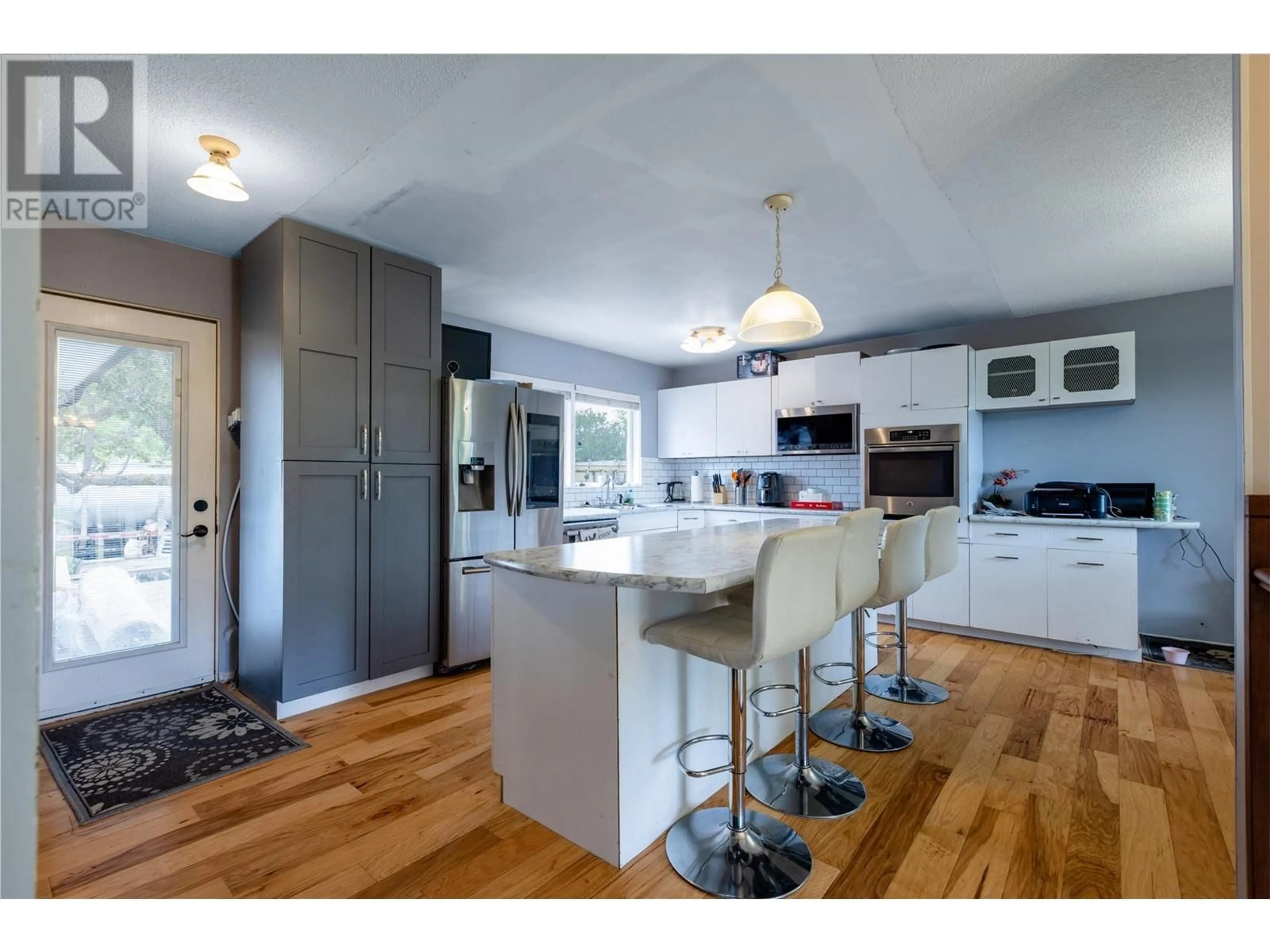 Open concept kitchen, wood/laminate floor for 403 12TH STREET SOUTH, Cranbrook British Columbia V1C1W3